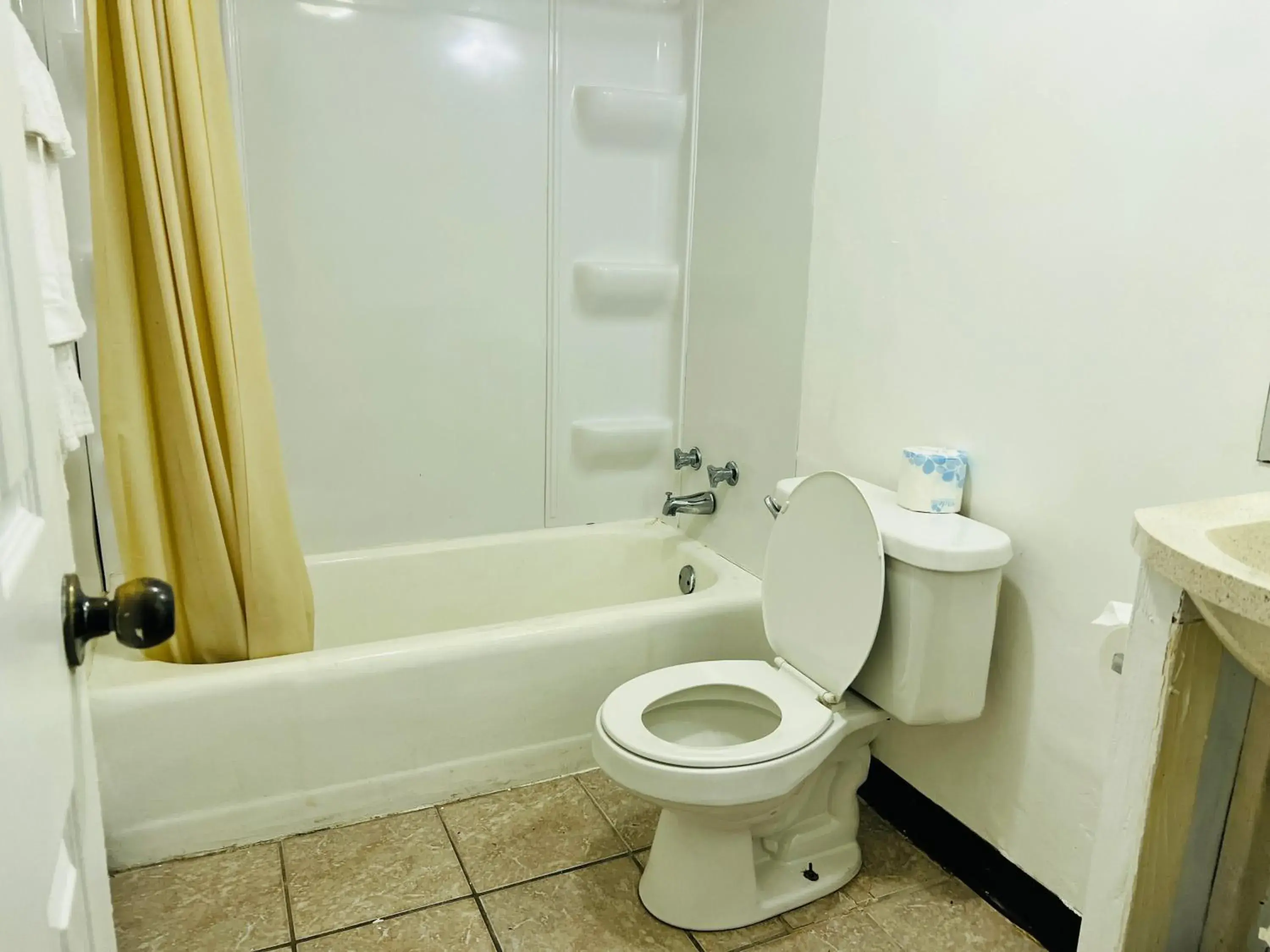 Bathroom in Clayton House Motel Bathroom in Clayton House Motel