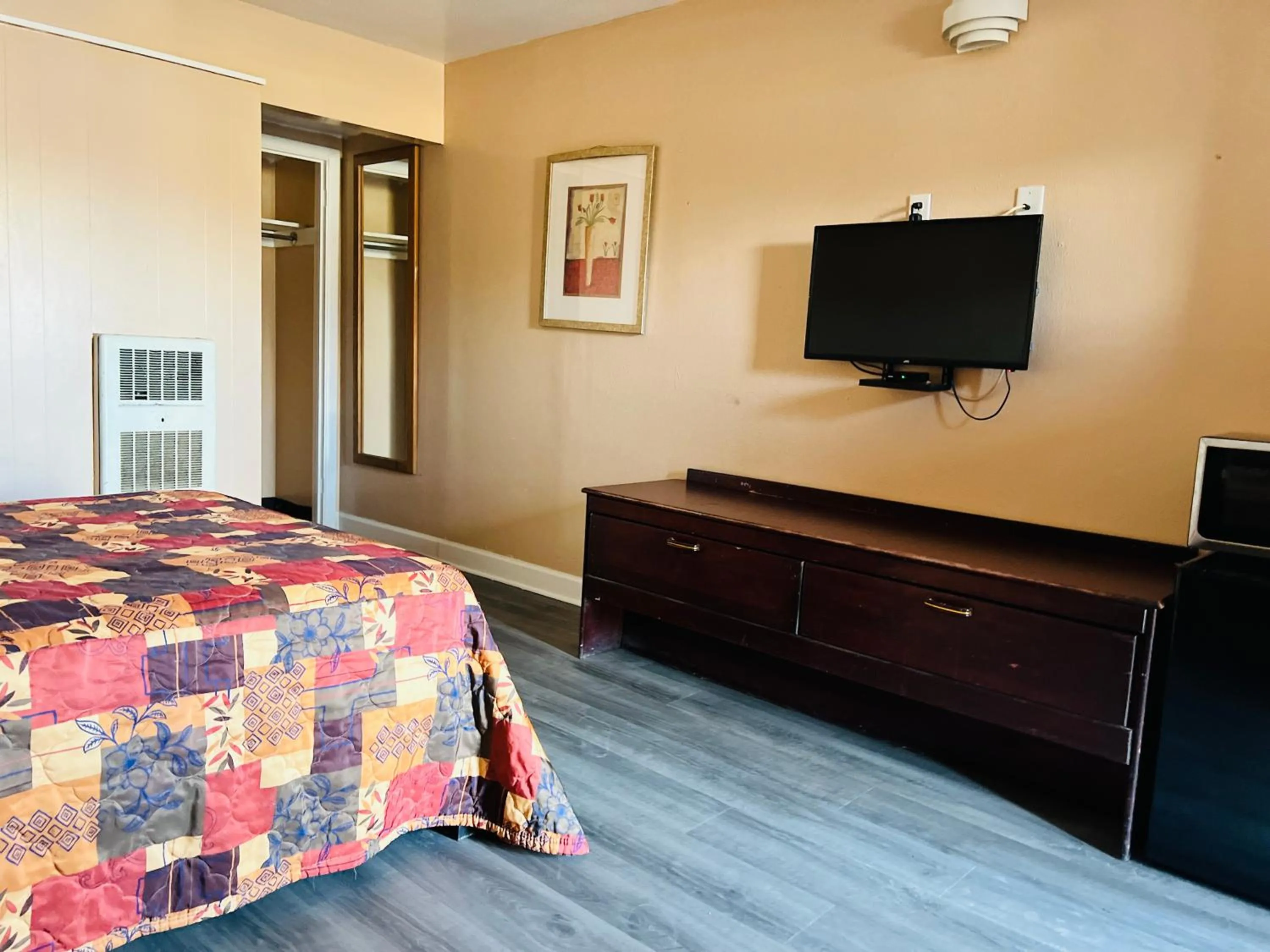 Bedroom, Bed in Clayton House Motel