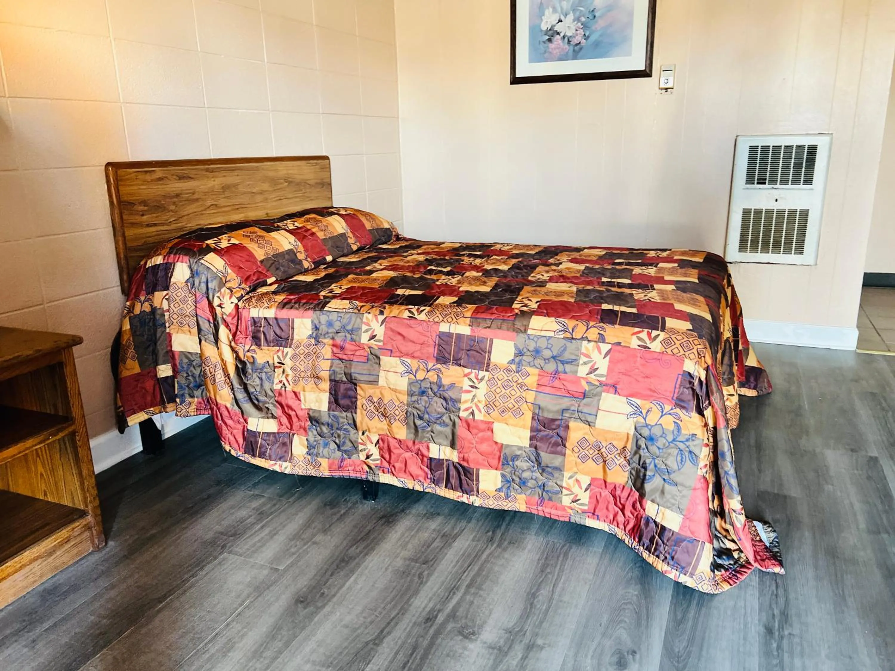 Bedroom, Bed in Clayton House Motel