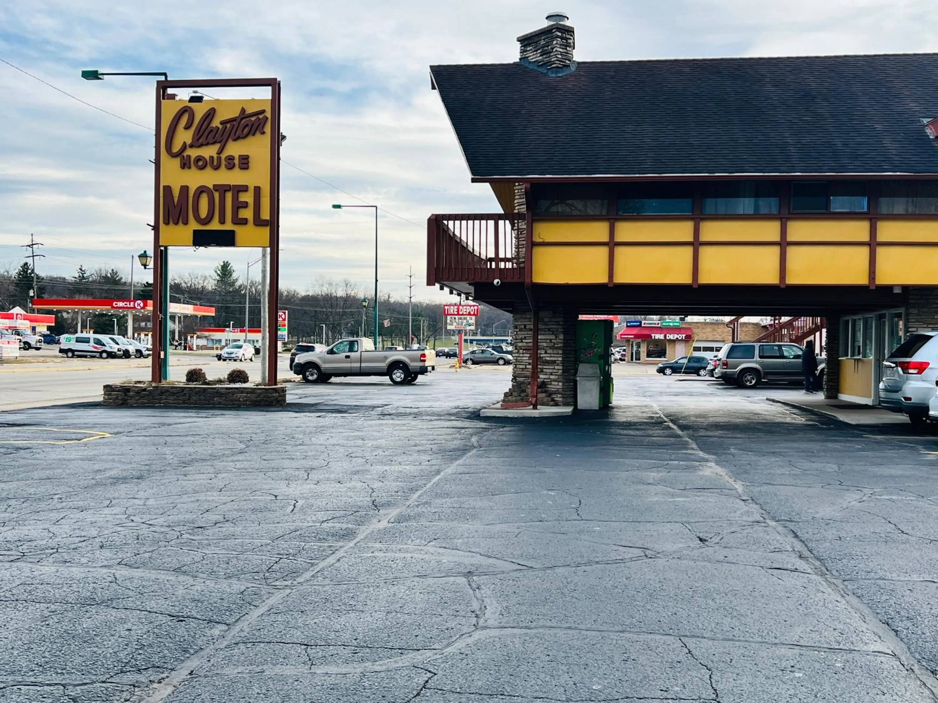 Facade/entrance in Clayton House Motel