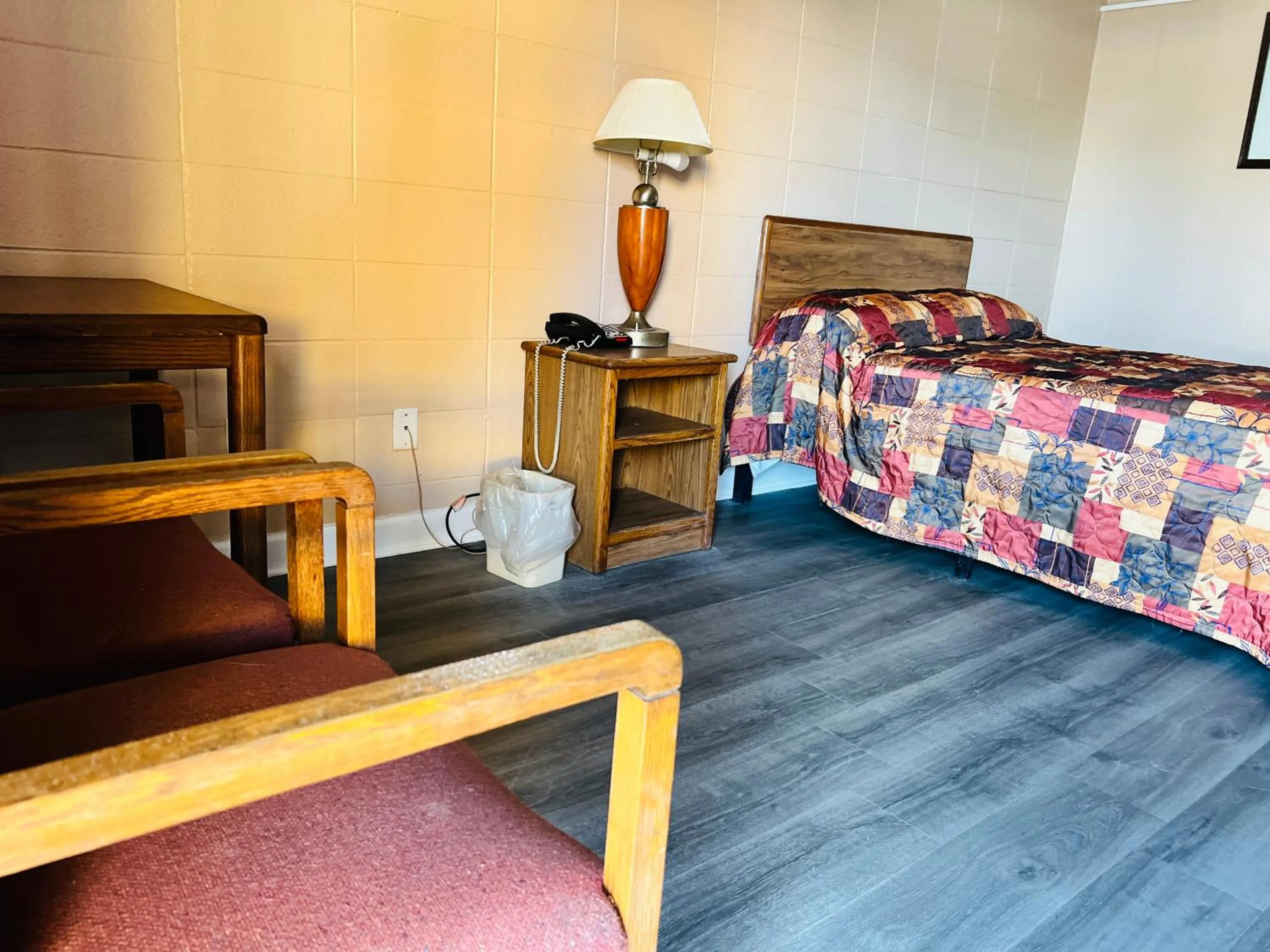 Bedroom, Bed in Clayton House Motel