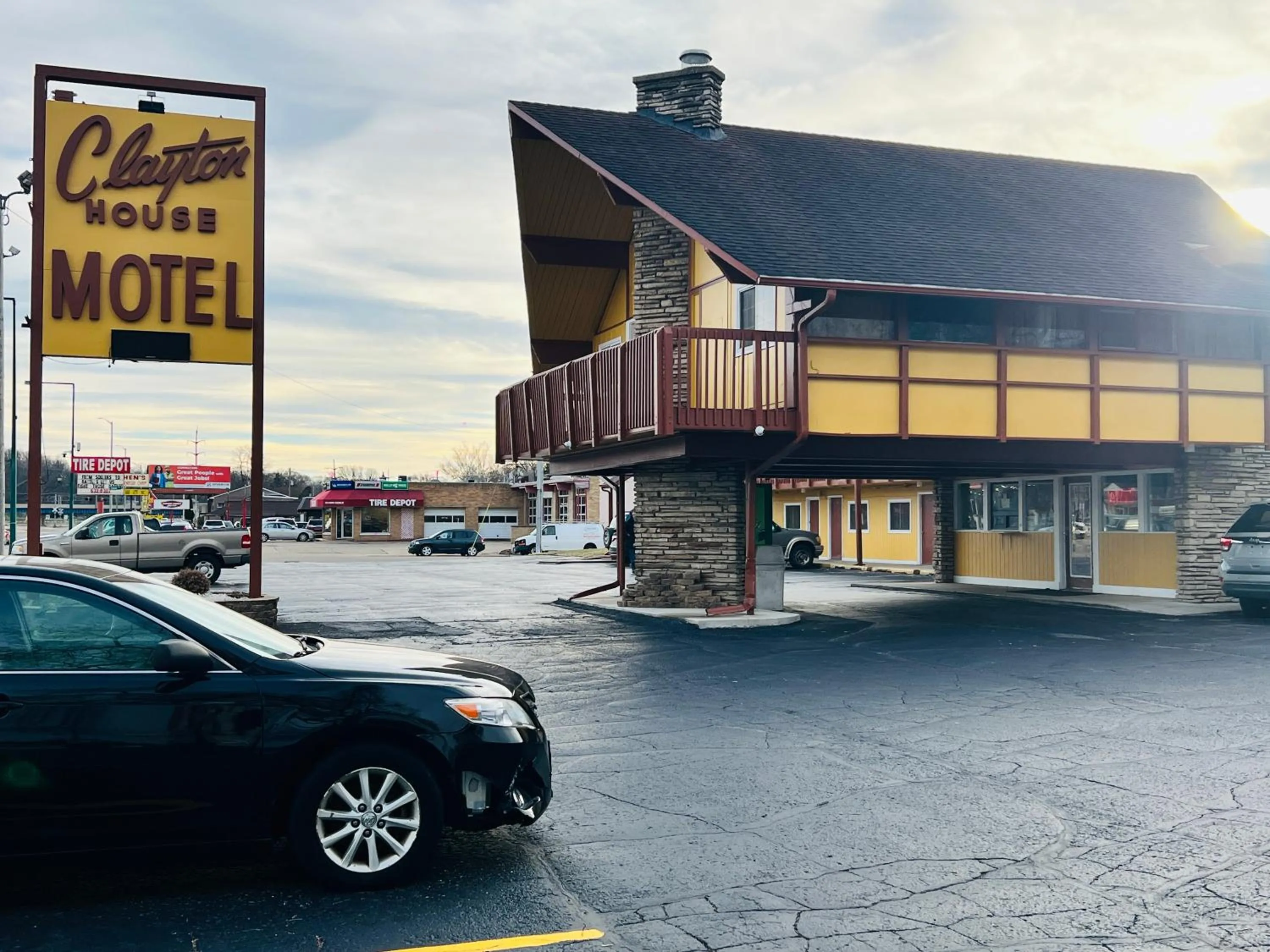 Facade/entrance in Clayton House Motel