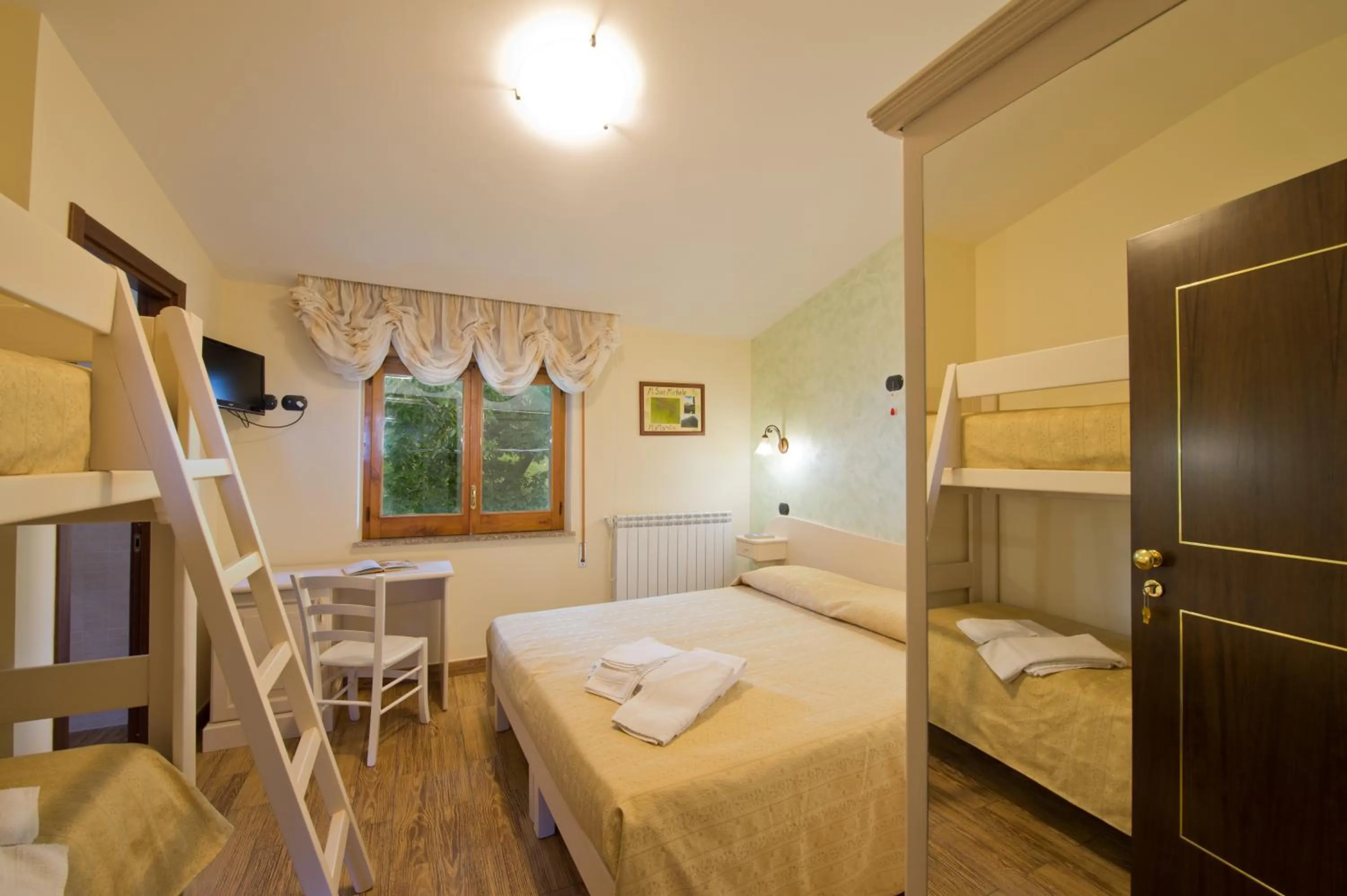 Photo of the whole room, Bed in Mamaral