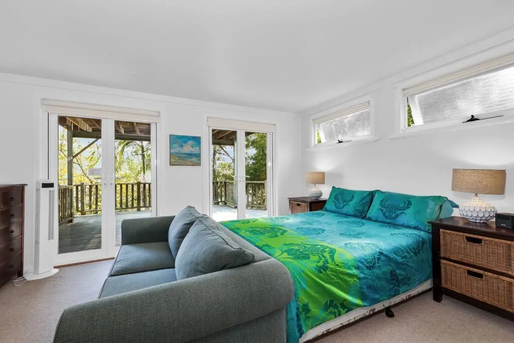 Photo of the whole room, Bed in Blue on Collins