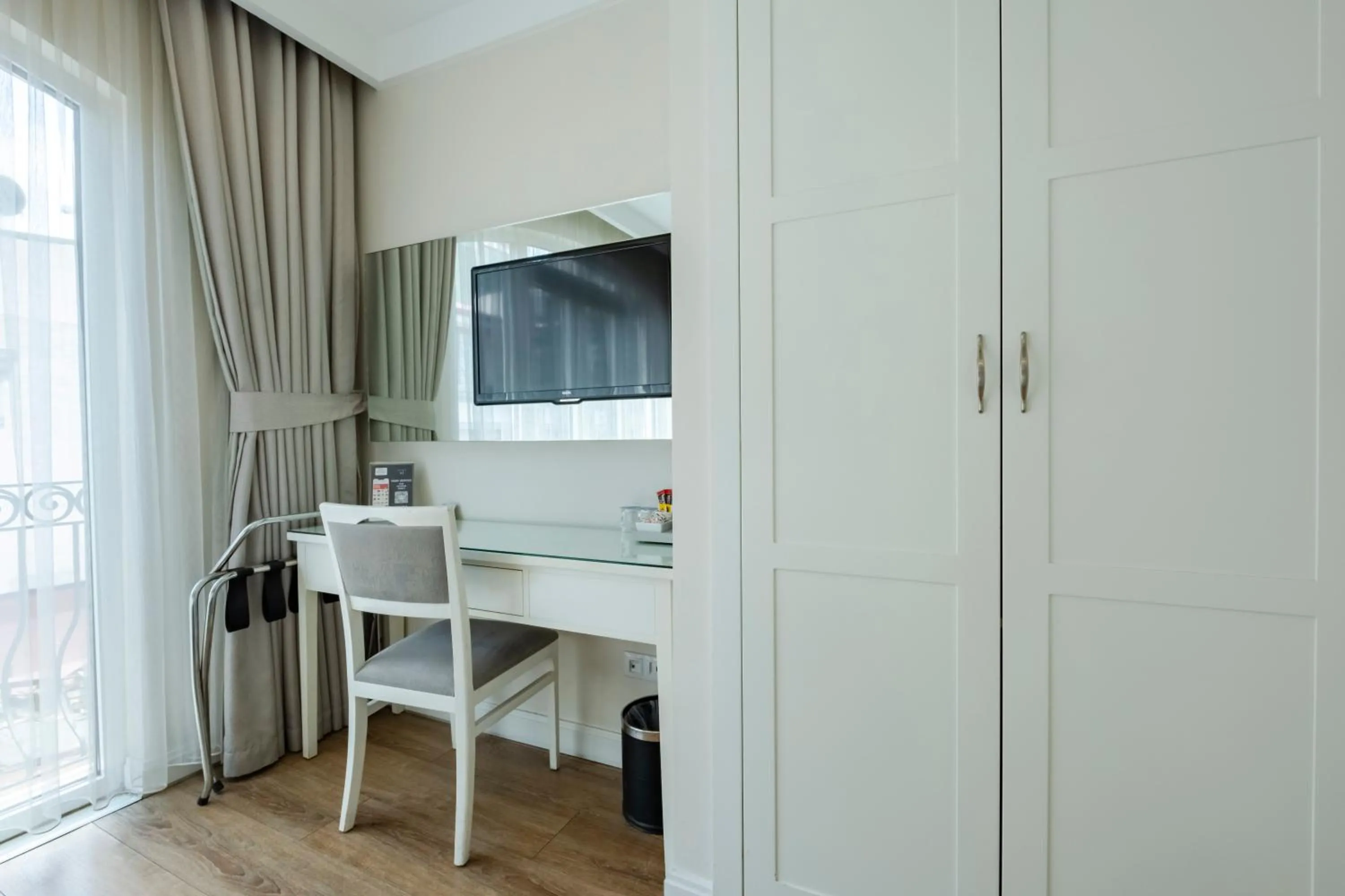 TV and multimedia in Ten Rooms Istanbul Hotel