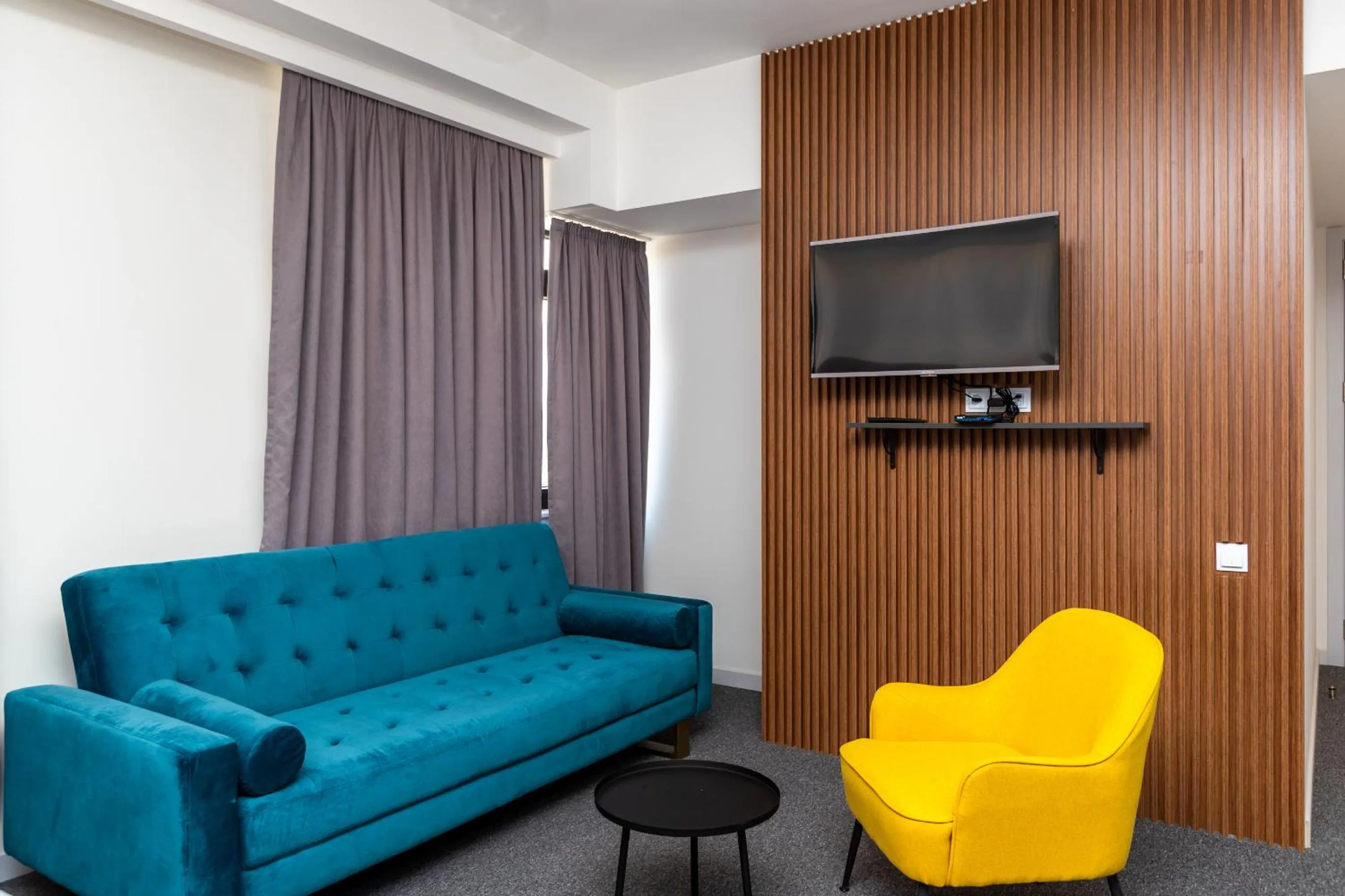 Communal lounge/ TV room in Sololaki Inn