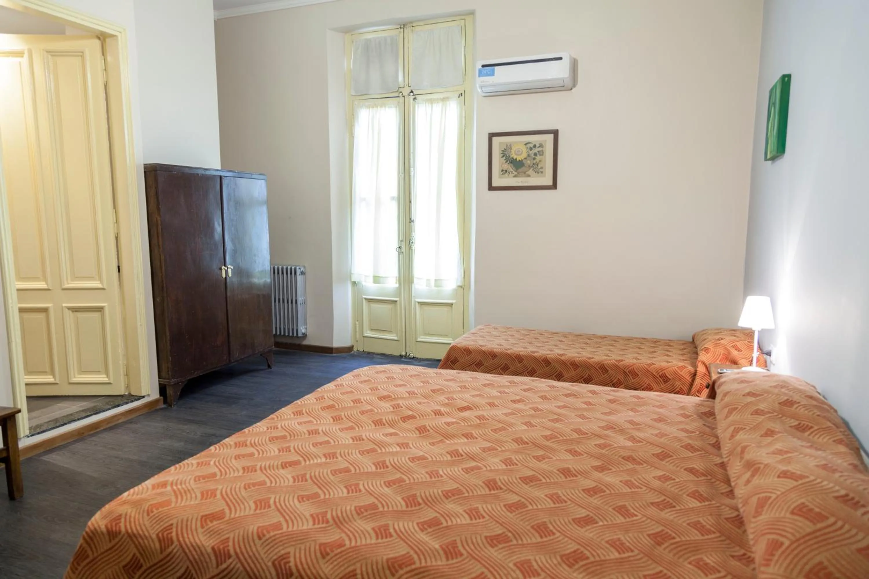 Shopping Area, Bed in Hotel Reina