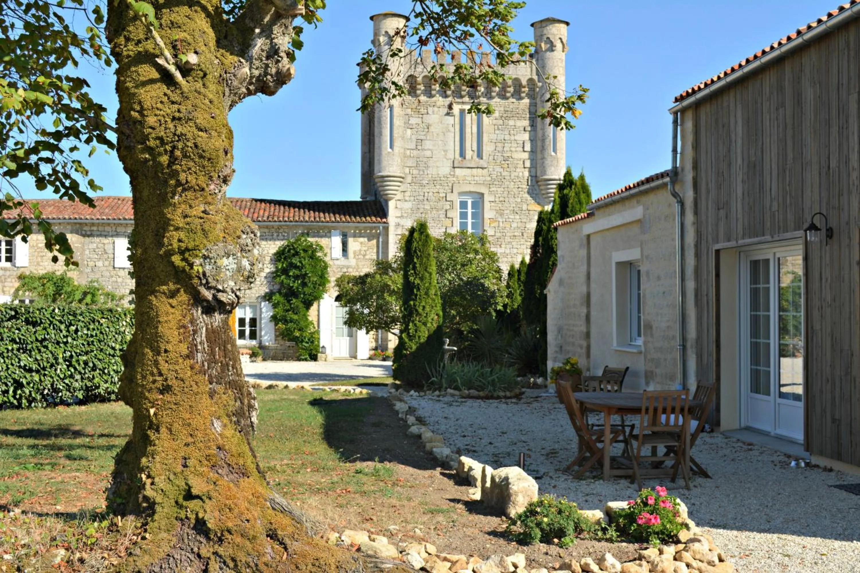 Facade/entrance in Aux 4 Cornes - Chambre d'hôtes