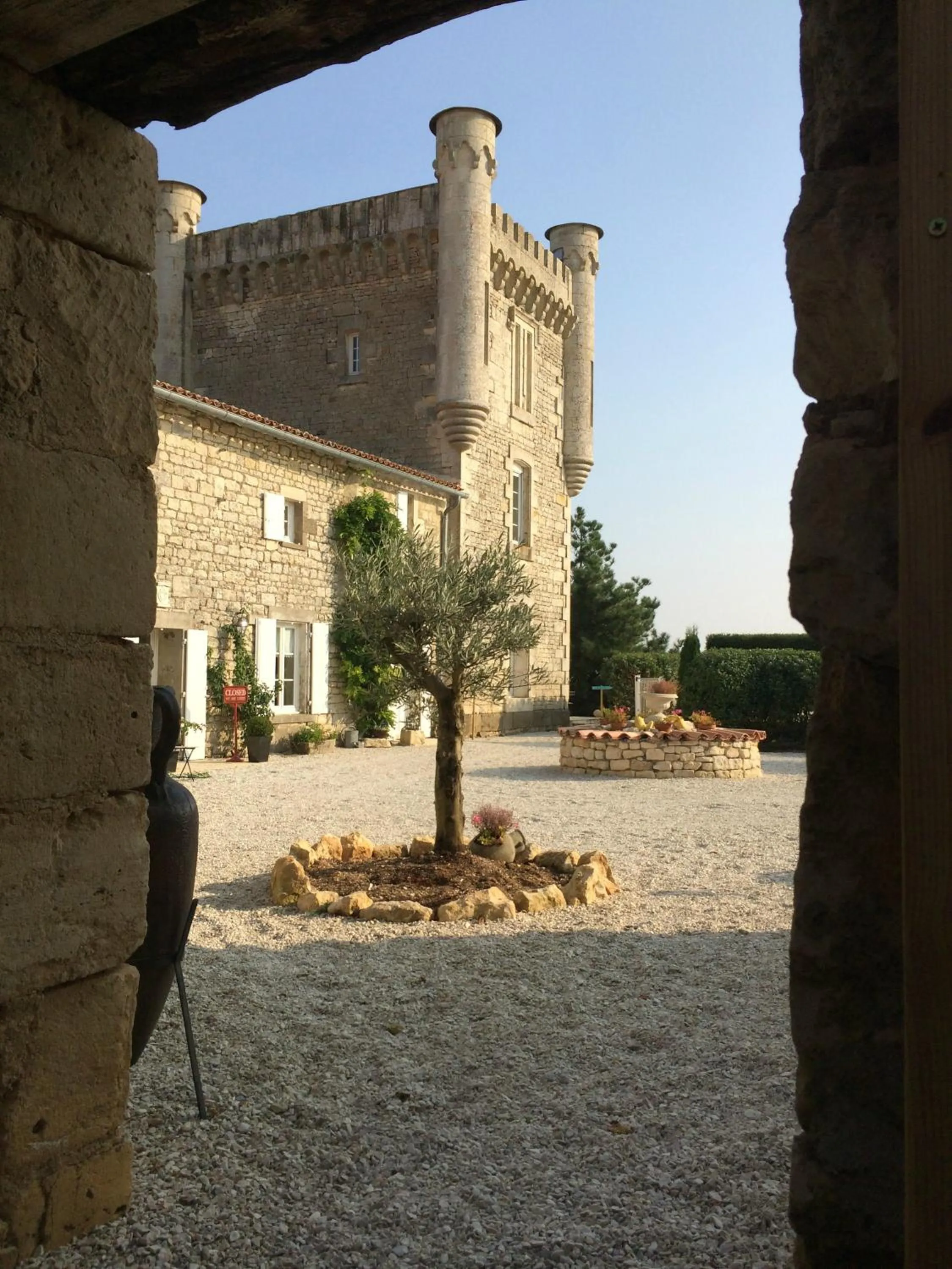 Facade/entrance in Aux 4 Cornes - Chambre d'hôtes