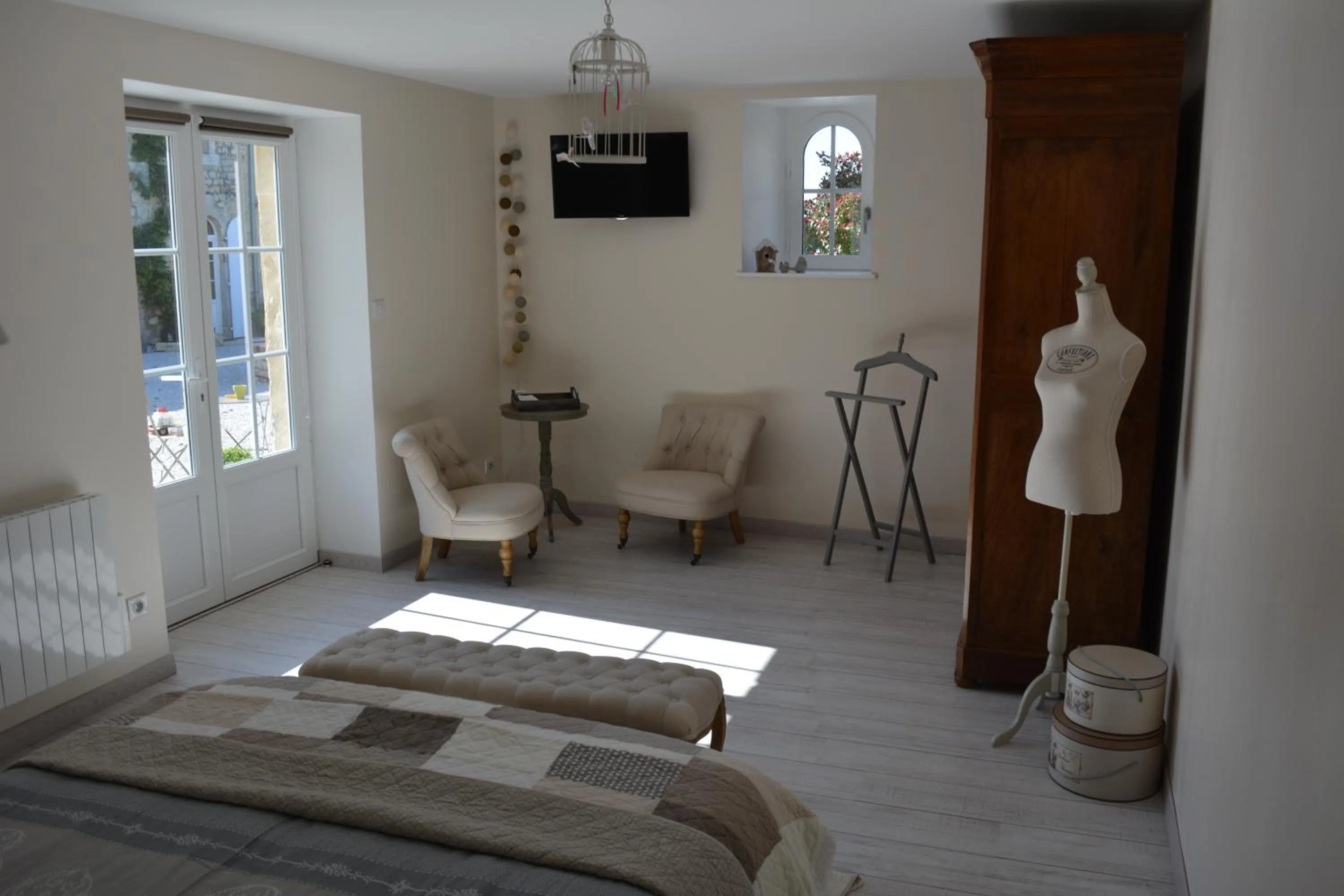 Photo of the whole room, Bed in Aux 4 Cornes - Chambre d'hôtes