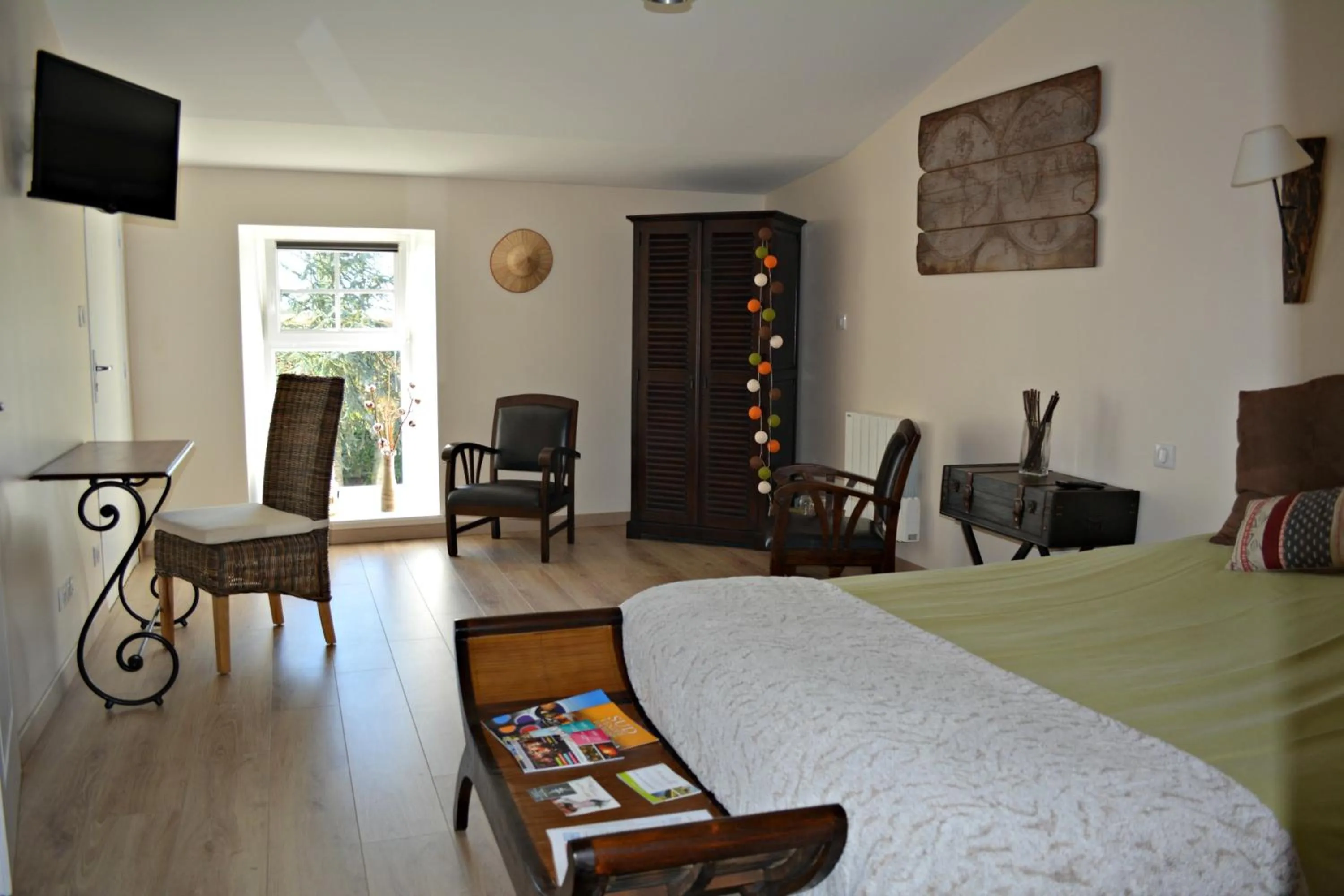 Shower, Bed in Aux 4 Cornes - Chambre d'hôtes