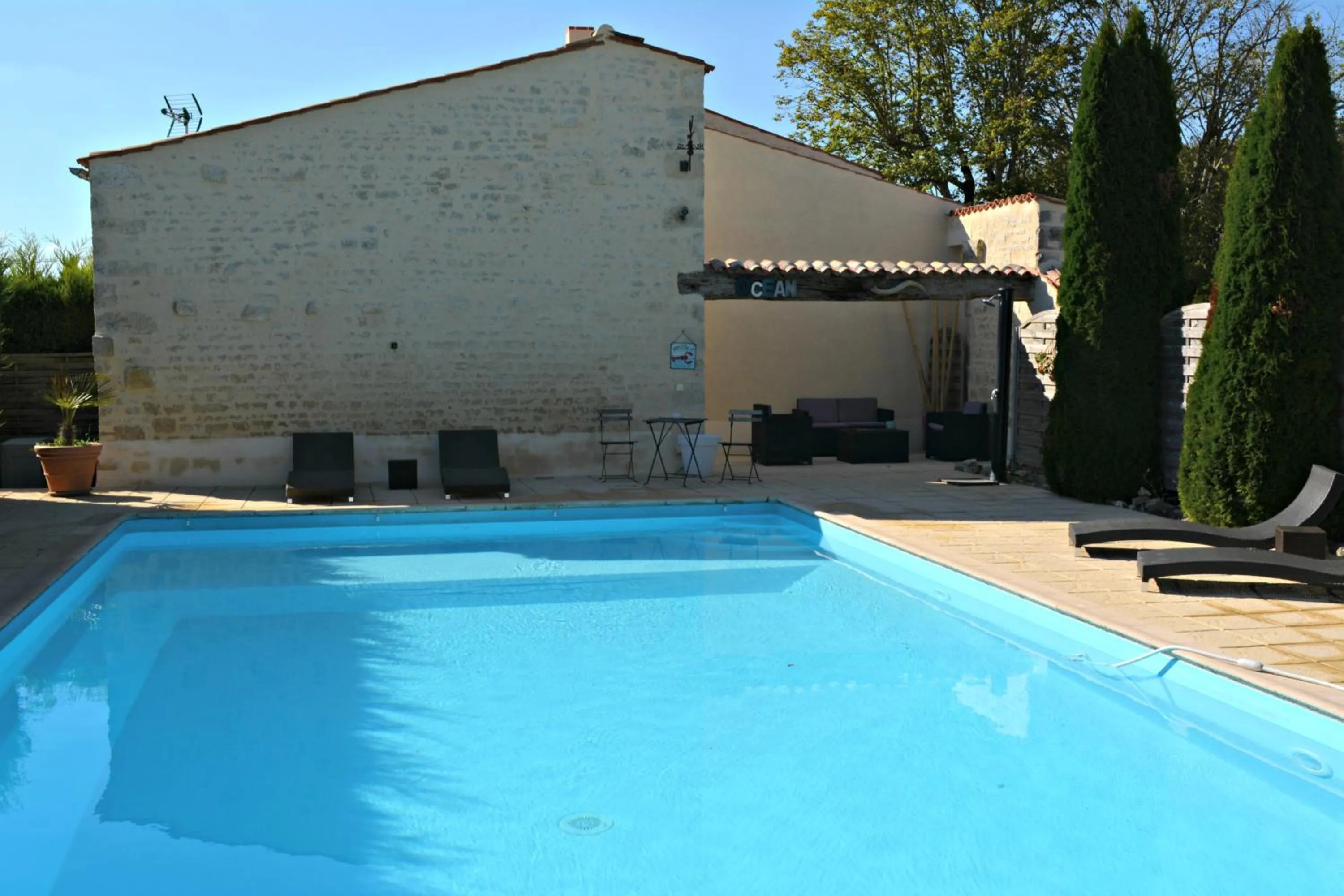 Swimming pool in Aux 4 Cornes - Chambre d'hôtes