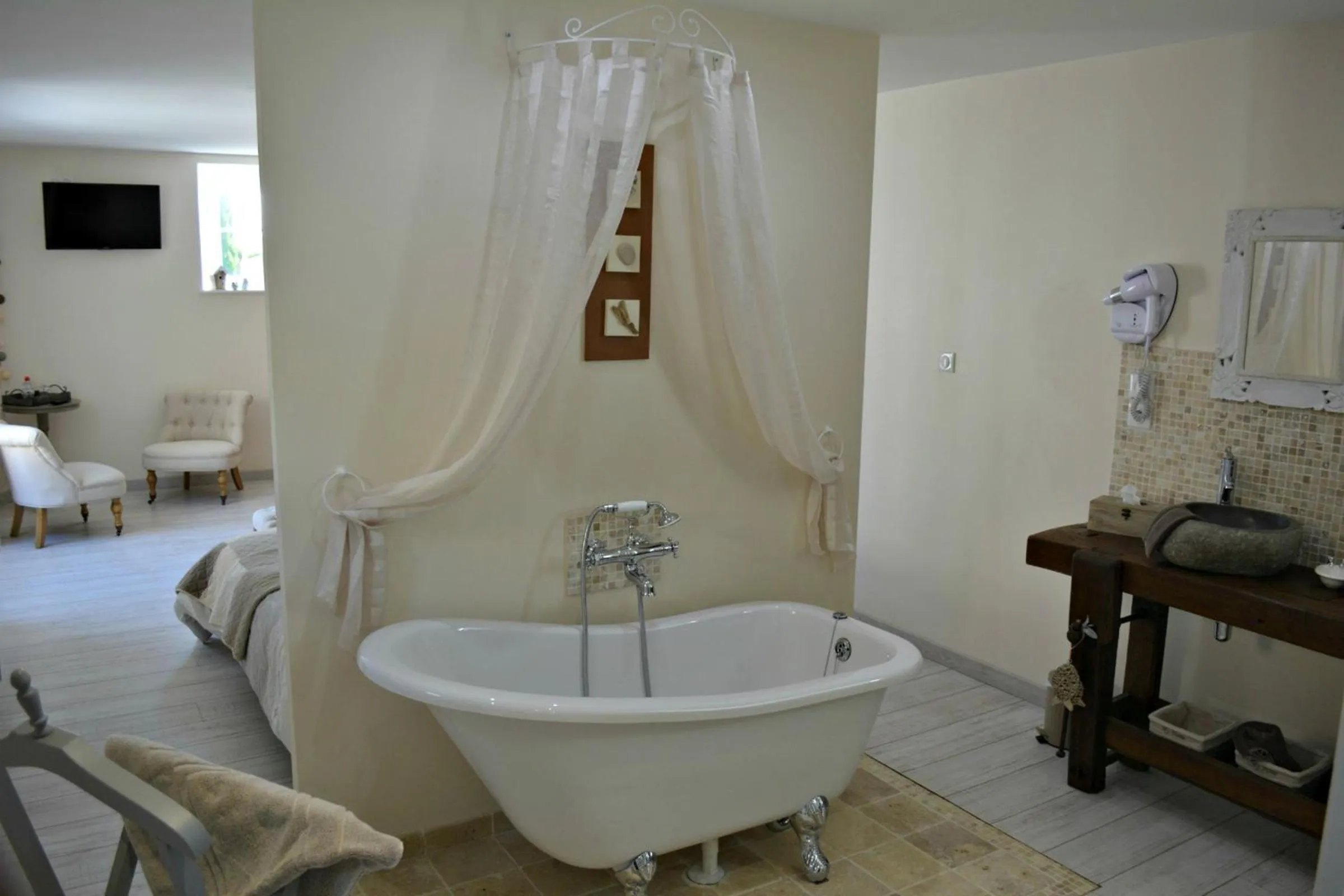 Bathroom, Bed in Aux 4 Cornes - Chambre d'hôtes