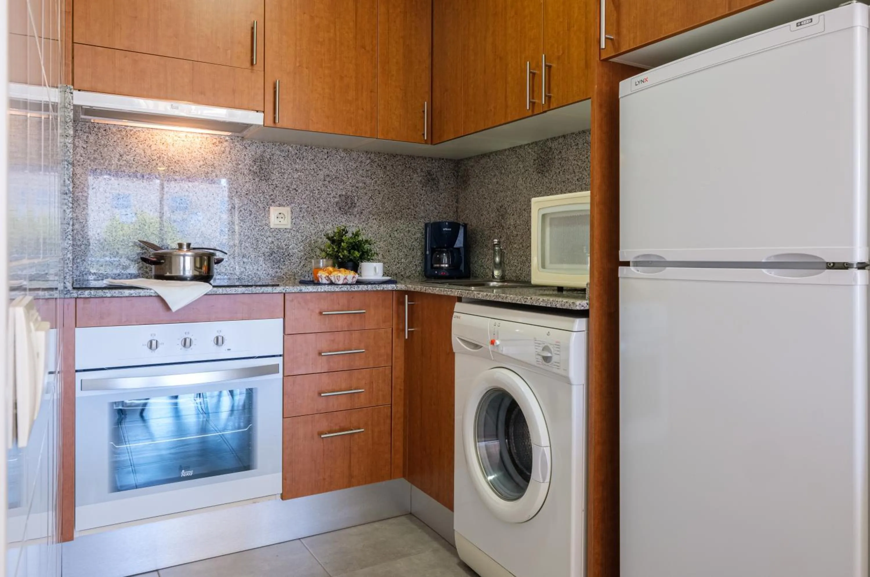 Kitchen or kitchenette in Apartamentos Estival Park