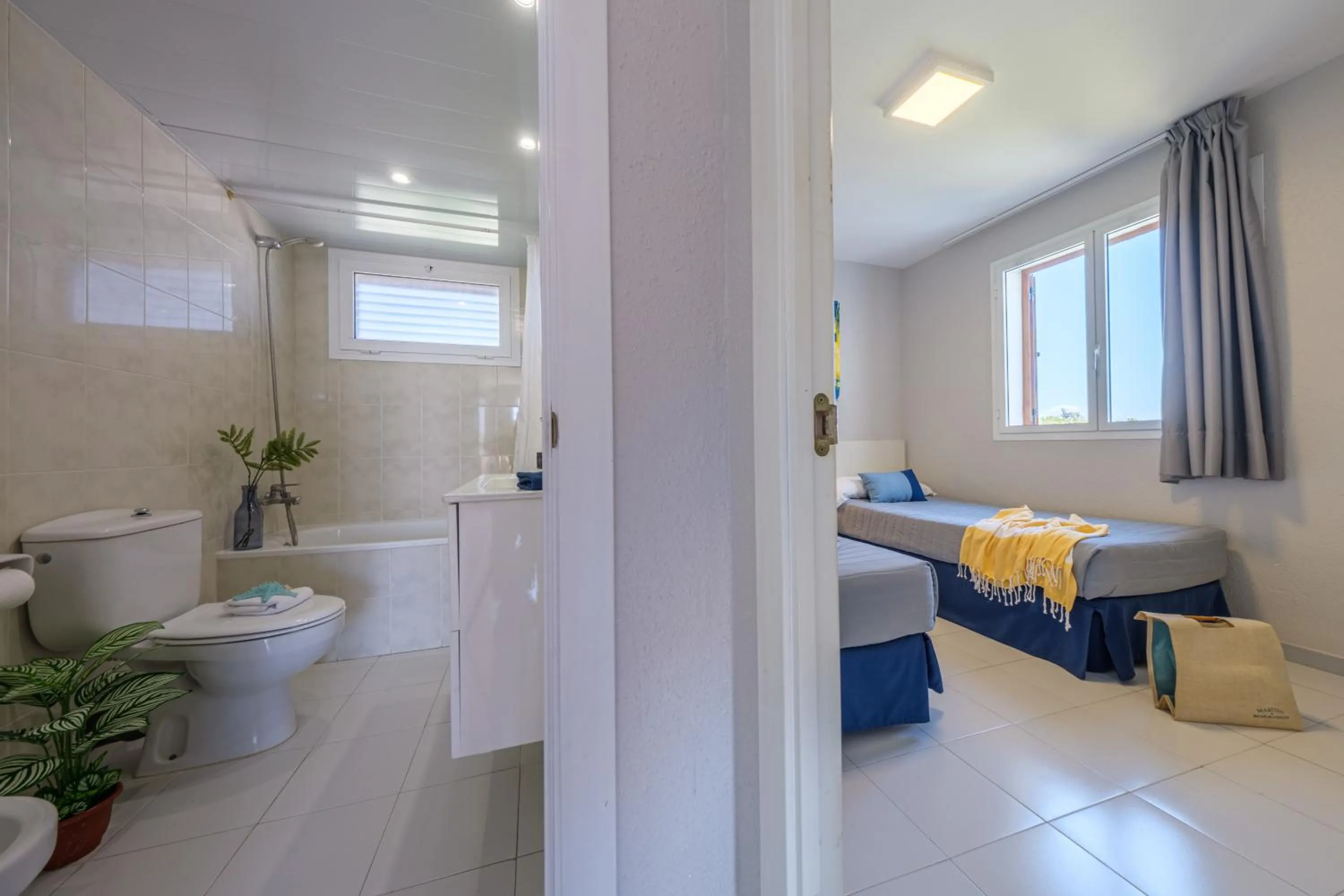 Bathroom, Bed in Apartamentos Estival Park
