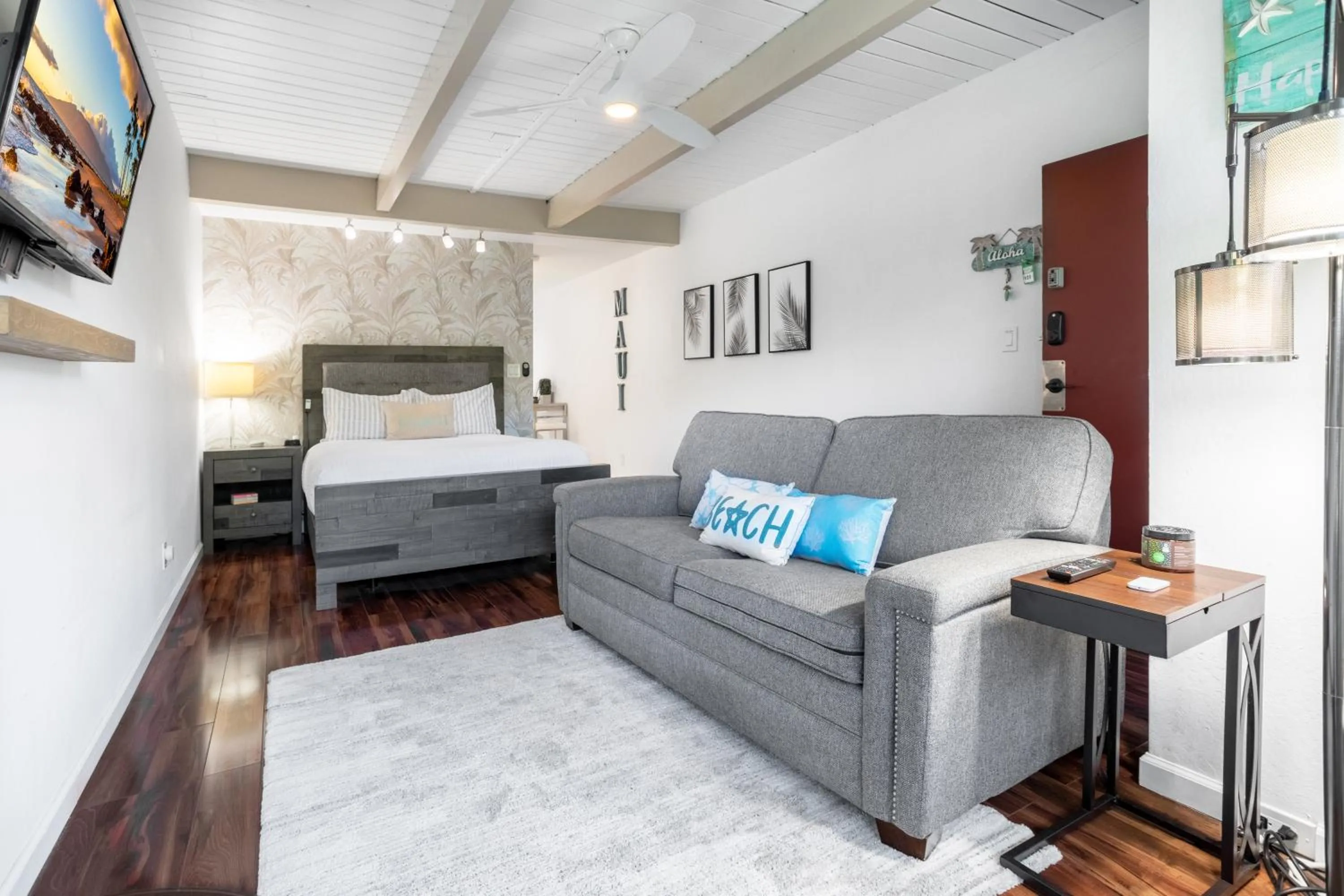 Walk to Beach! Full Kitchen and Pool