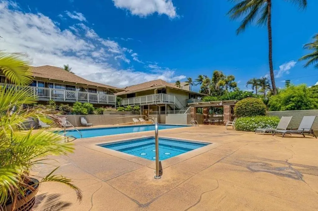Walk to Beach! Full Kitchen and Pool