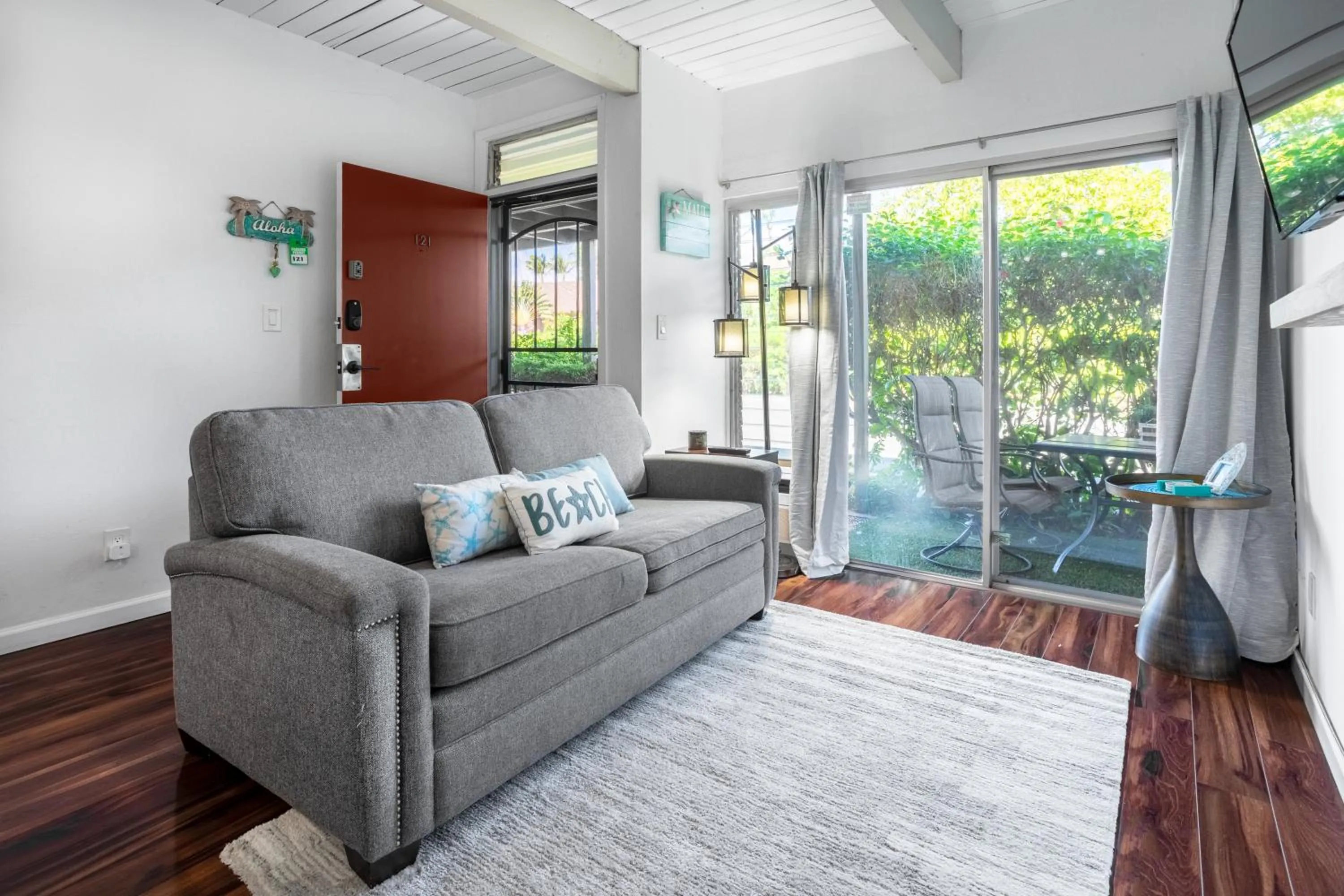 Walk to Beach! Full Kitchen and Pool