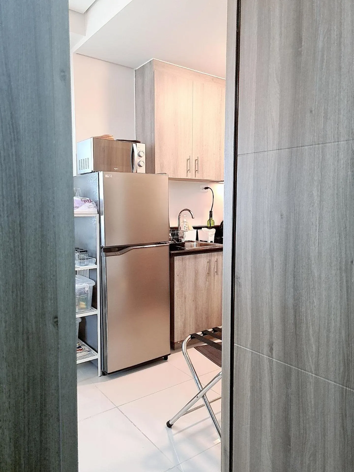 Kitchen or kitchenette in Cozy Penthouse 2BR Suite w Balcony - Amazing Manila Bay View and City Skyline near MOA