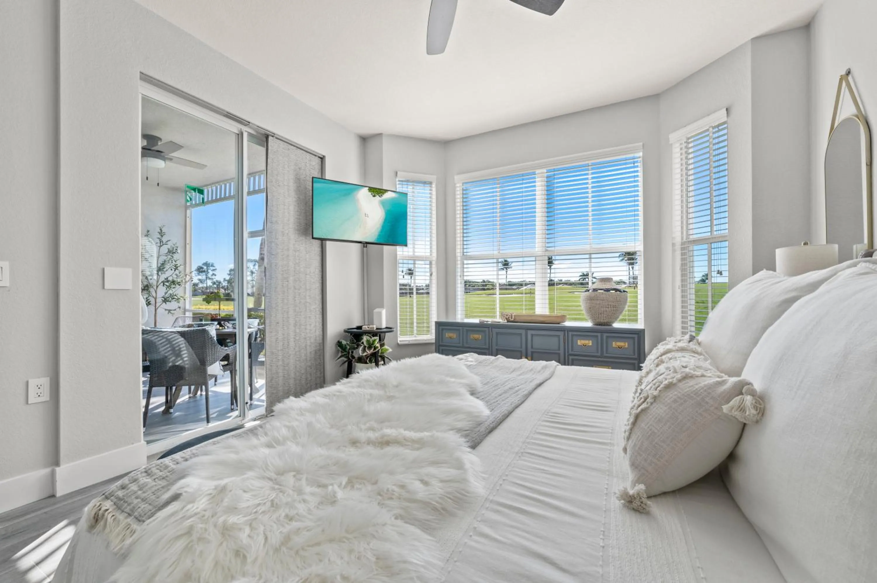 Bed in Serene Naples Retreat: Golf-Resort Pool-Tennis-Gym