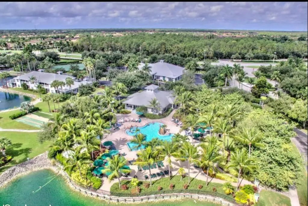 Bird's eye view in Serene Naples Retreat: Golf-Resort Pool-Tennis-Gym