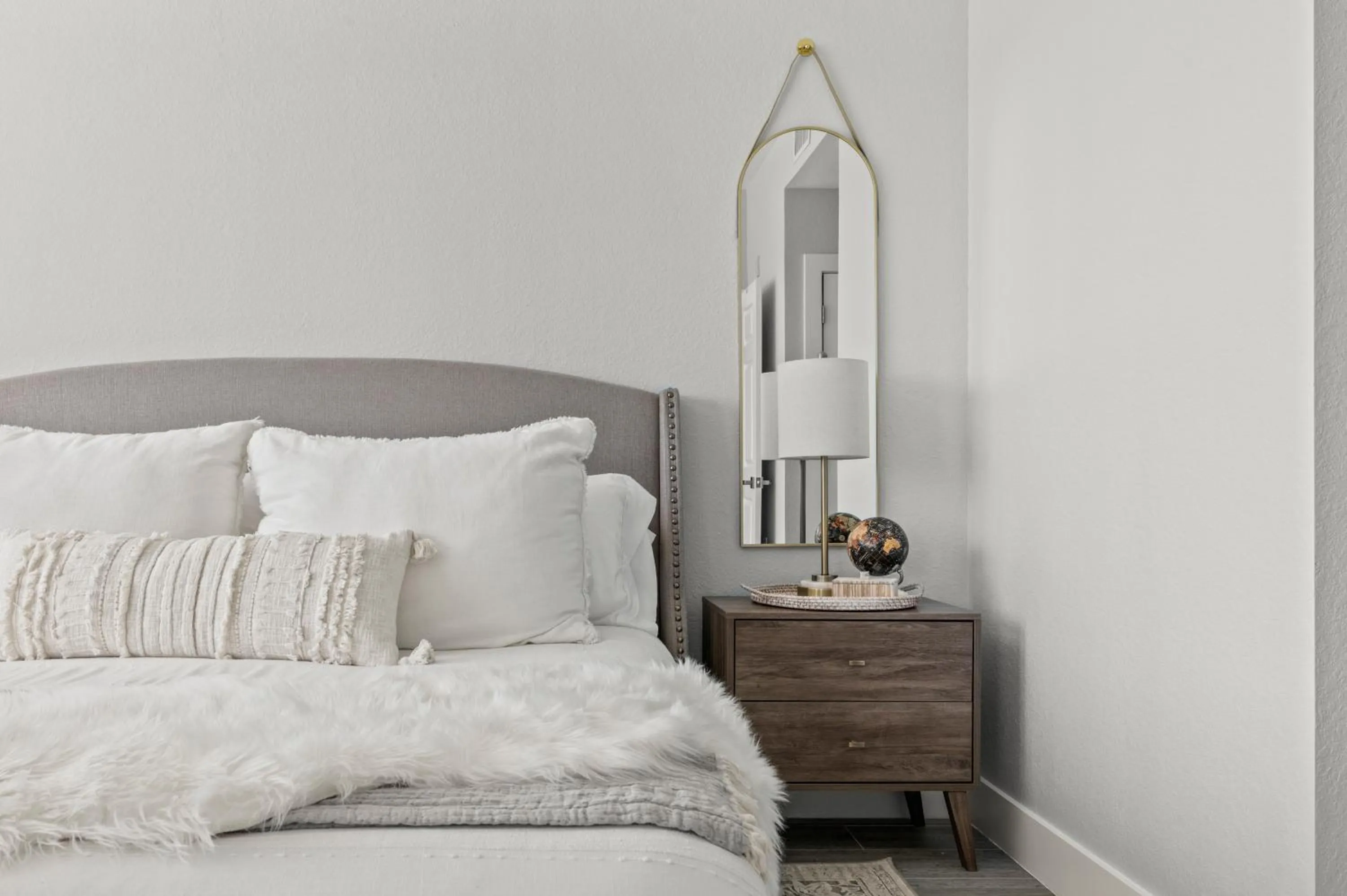 Bed in Serene Naples Retreat: Golf-Resort Pool-Tennis-Gym