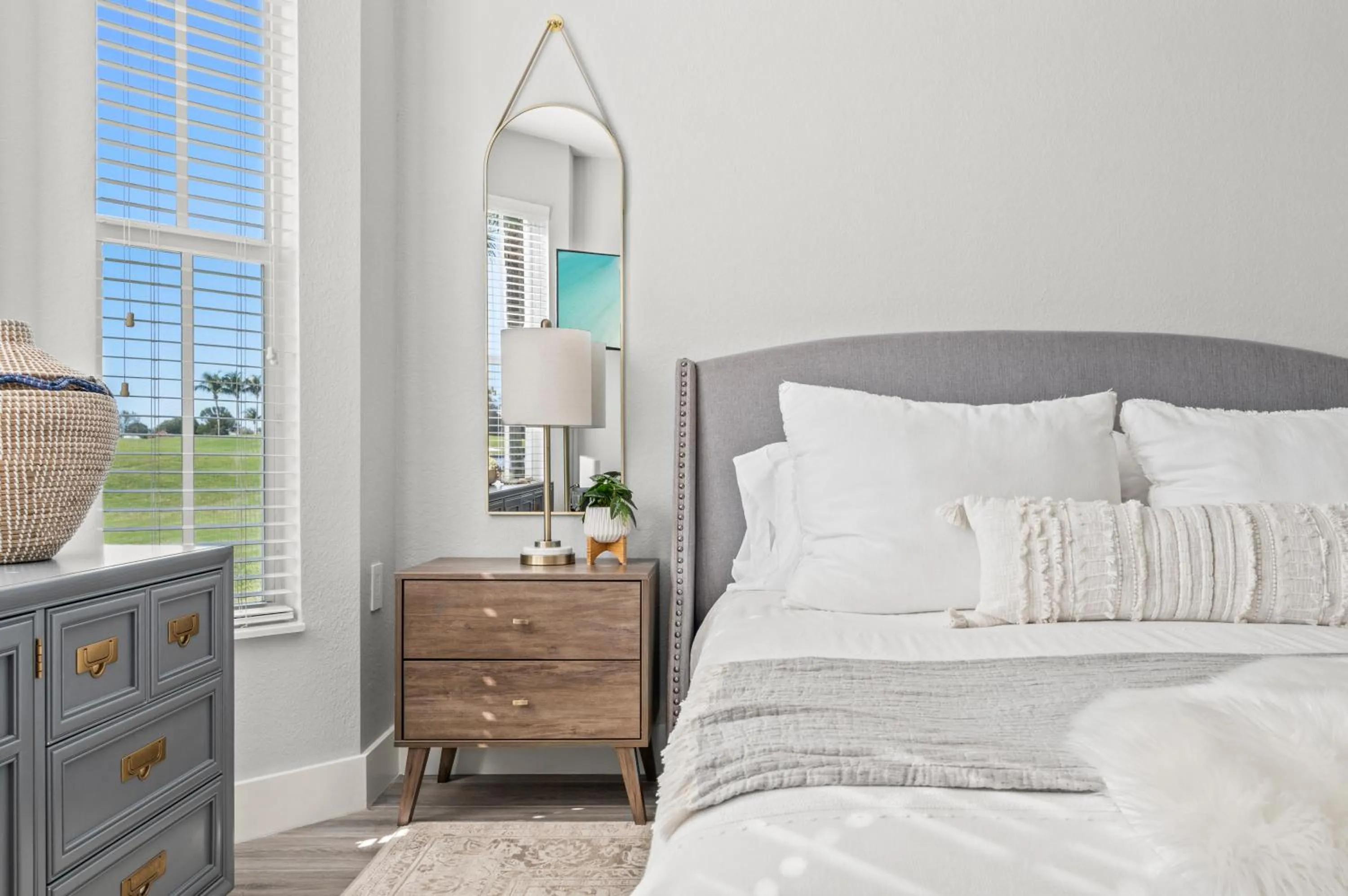 Bed in Serene Naples Retreat: Golf-Resort Pool-Tennis-Gym