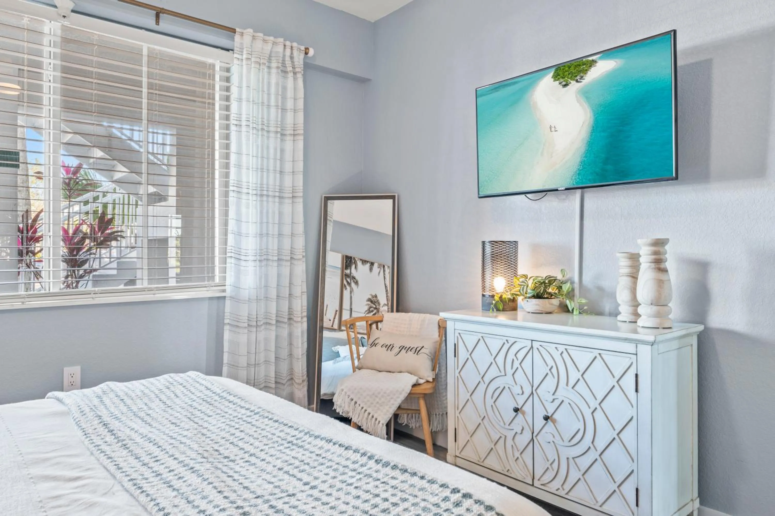 Bed in Serene Naples Retreat: Golf-Resort Pool-Tennis-Gym