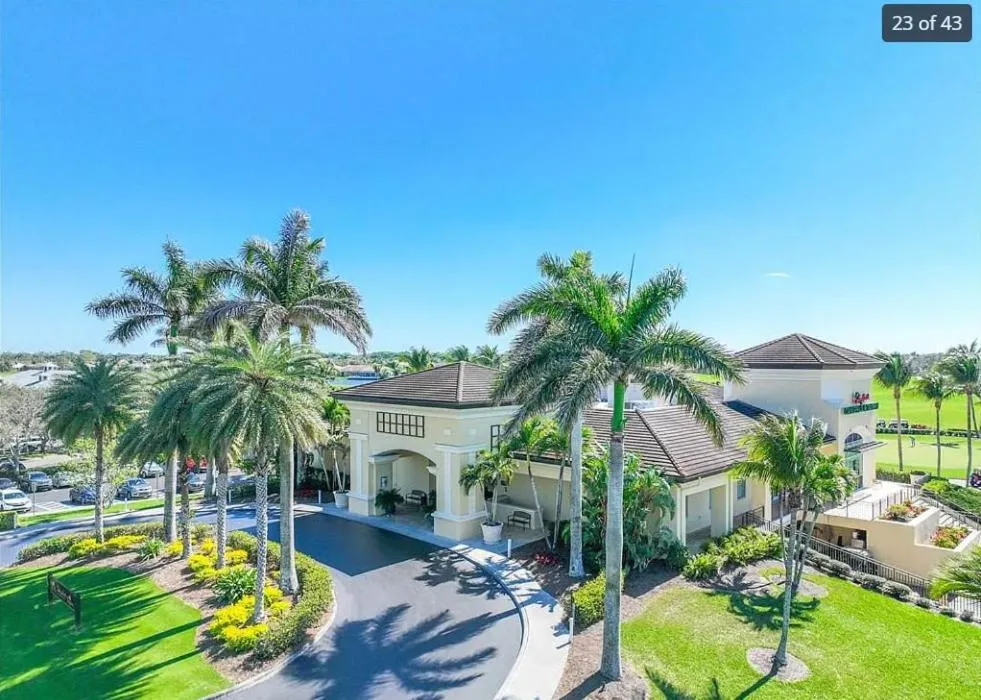 Restaurant/places to eat in Serene Naples Retreat: Golf-Resort Pool-Tennis-Gym
