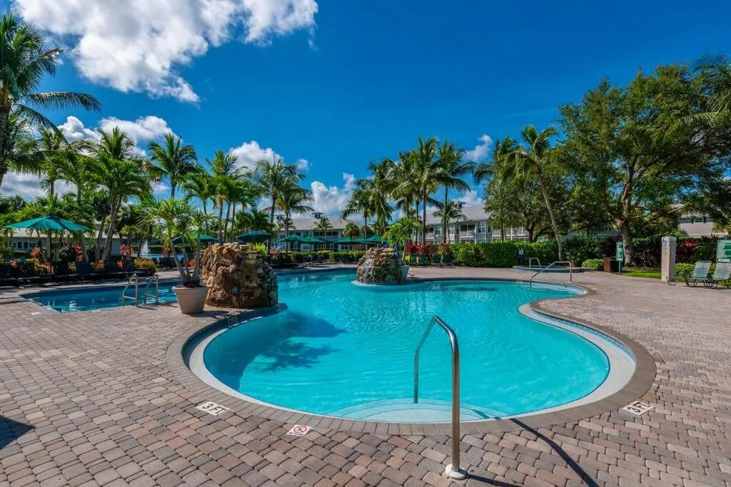Day in Serene Naples Retreat: Golf-Resort Pool-Tennis-Gym