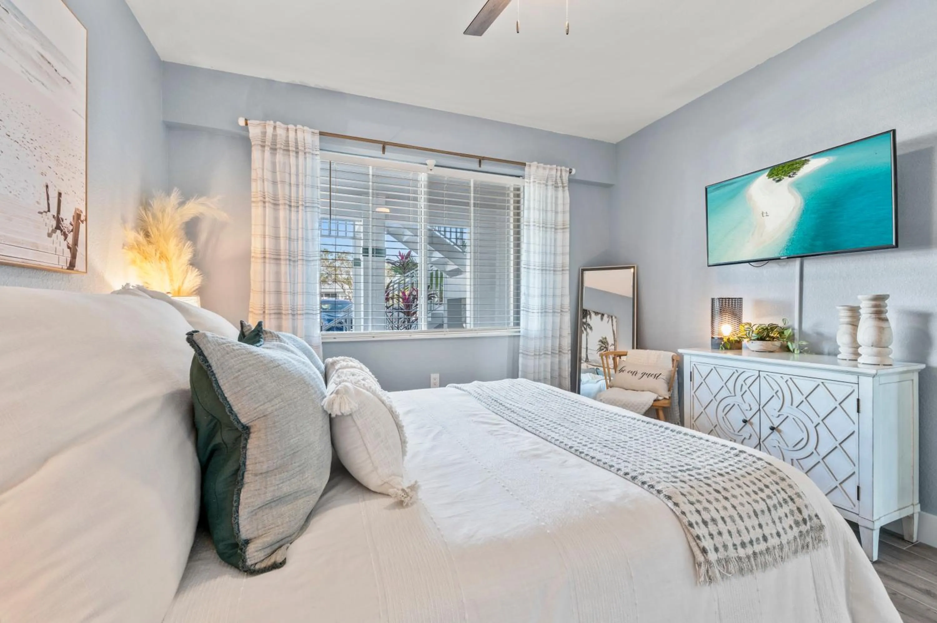 Bed in Serene Naples Retreat: Golf-Resort Pool-Tennis-Gym