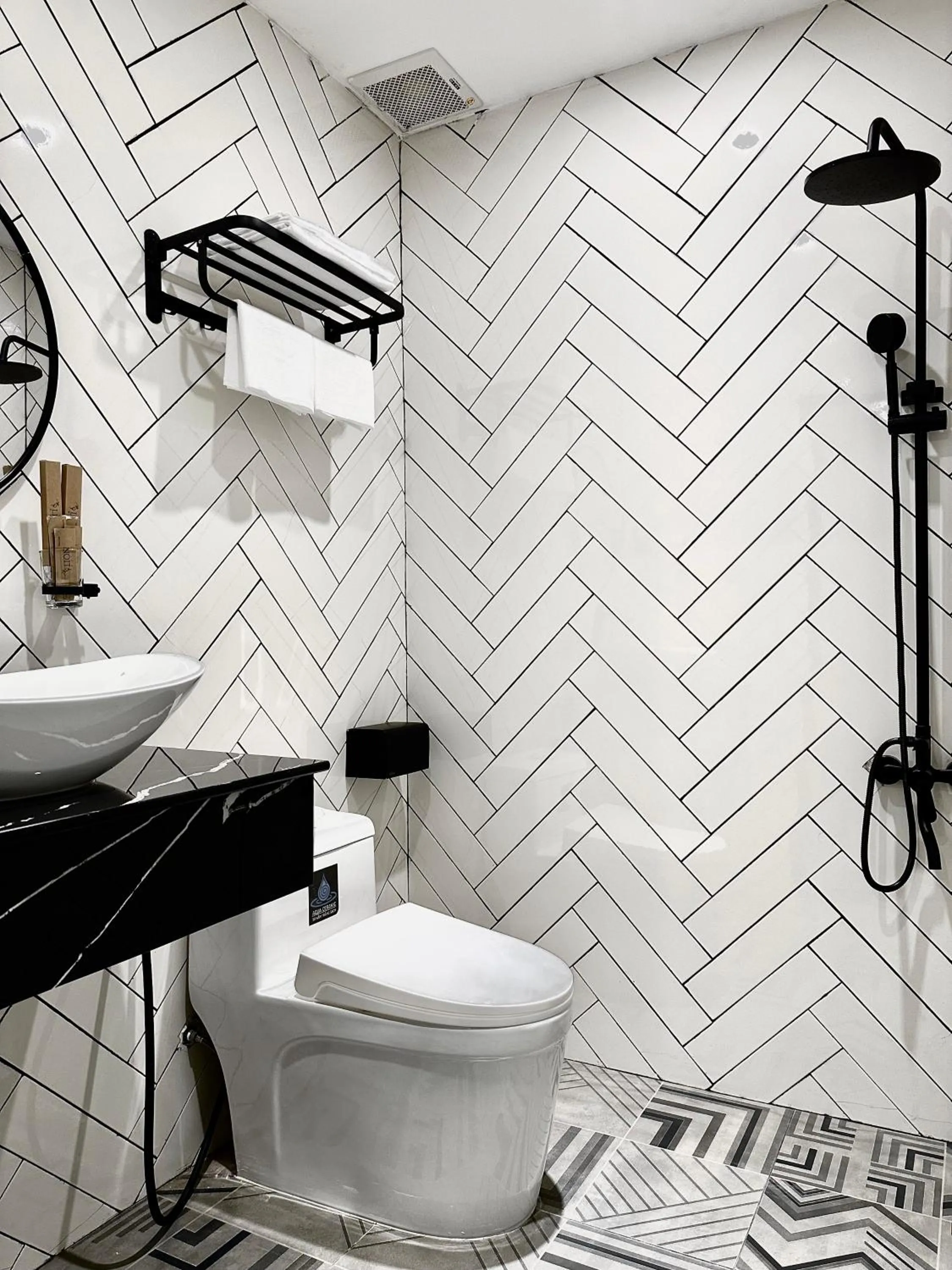 Shower in LION 10 HOTEL