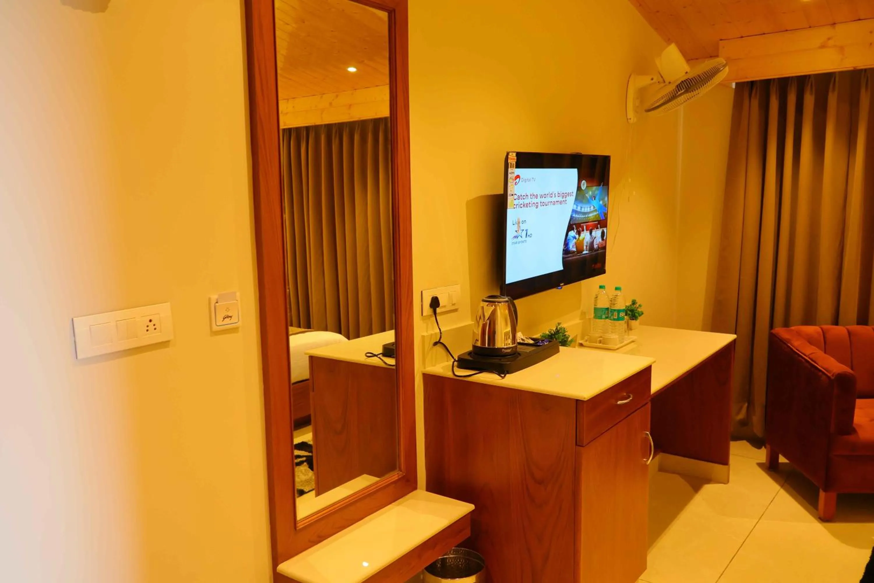 TV and multimedia in Sa-Ba Manali Inn, Mall Road