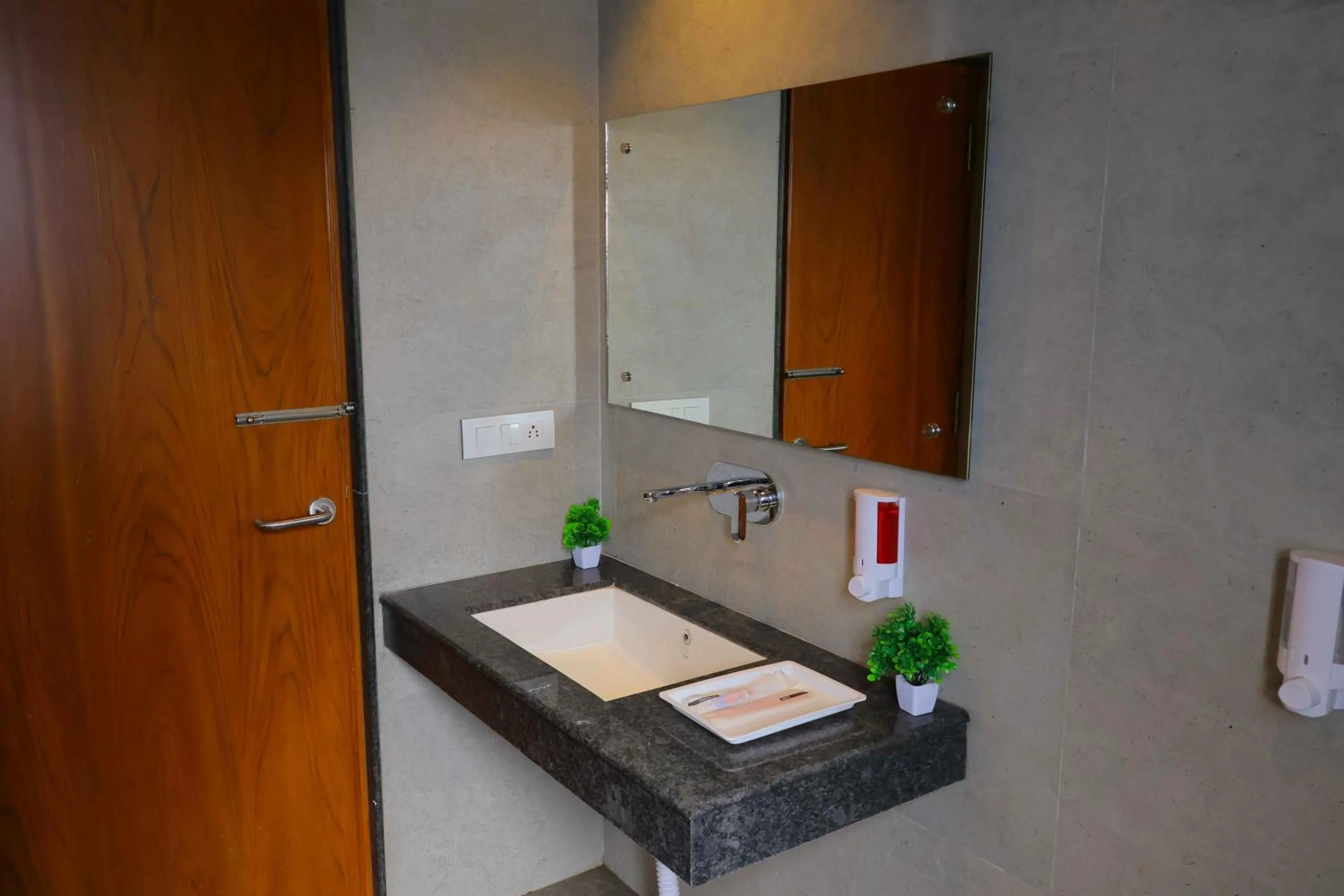 Bathroom in Sa-Ba Manali Inn, Mall Road