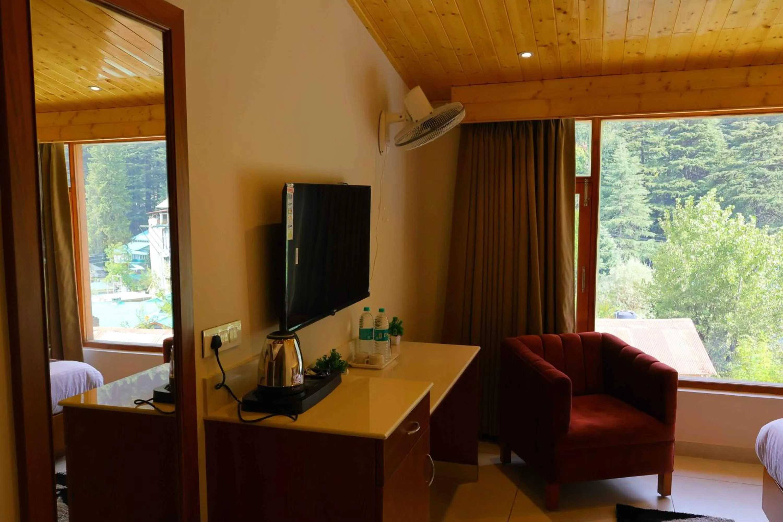 TV and multimedia in Sa-Ba Manali Inn, Mall Road