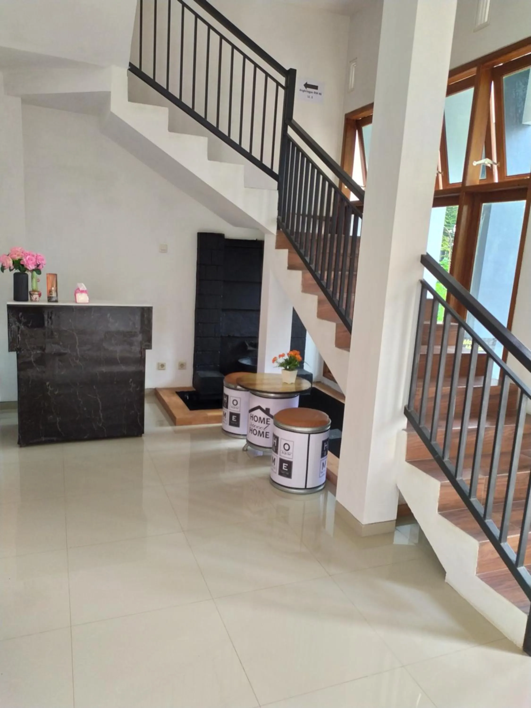 Lobby or reception in Ador 46 Homestay Syariah & Kost