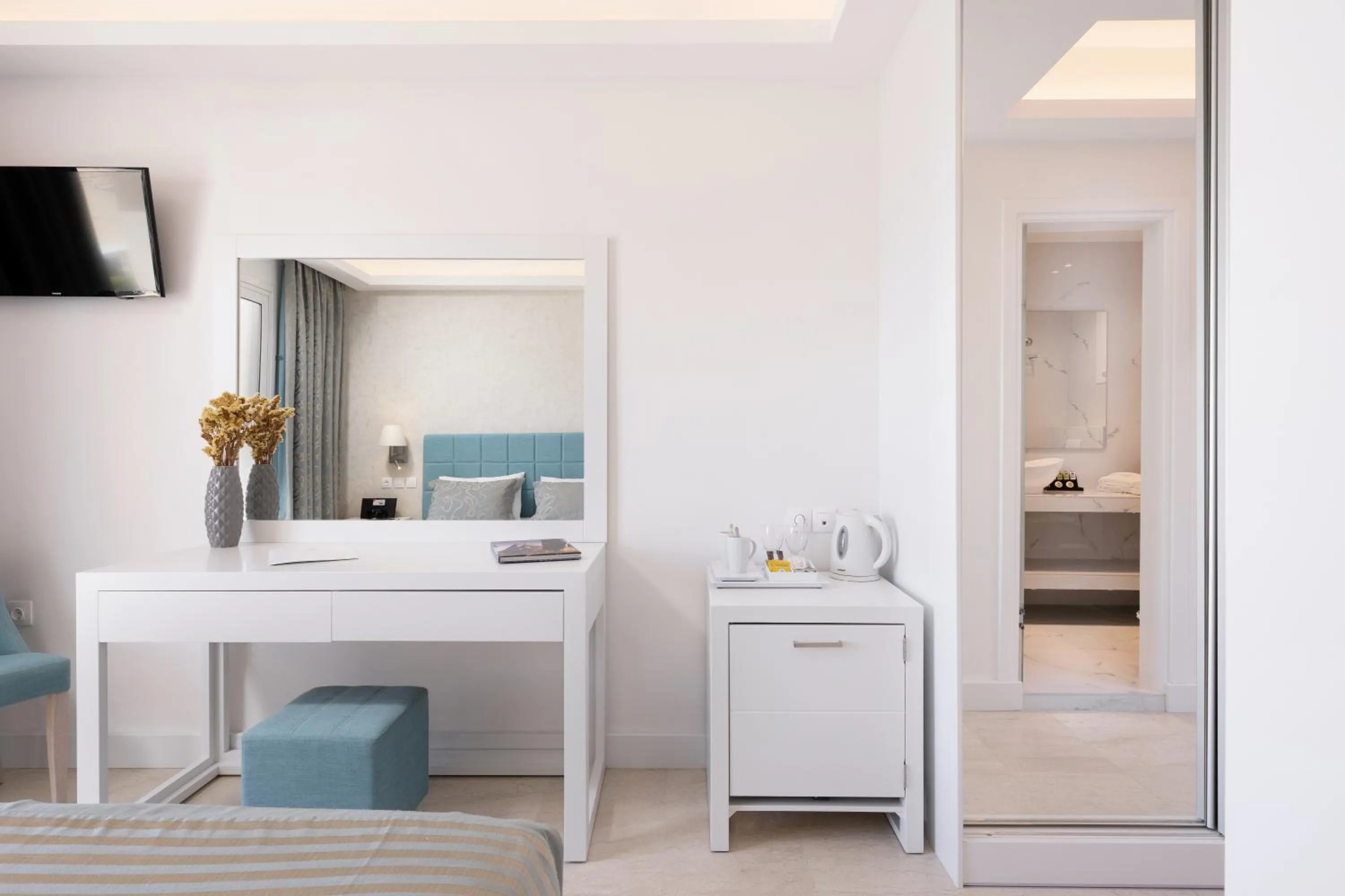 TV and multimedia, Bed in Melina Bay Boutique Hotel