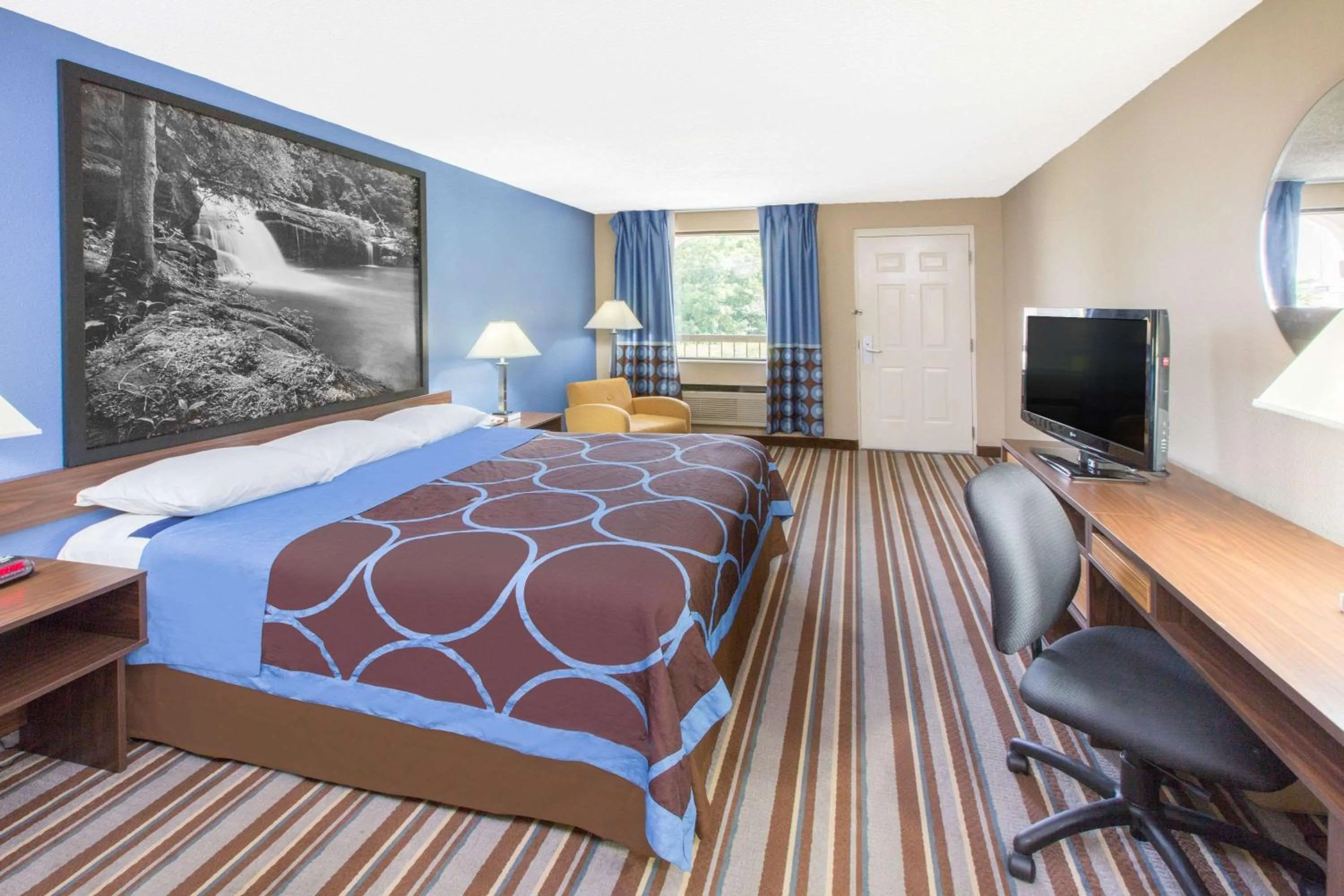 Photo of the whole room, Bed in Super 8 by Wyndham Dothan