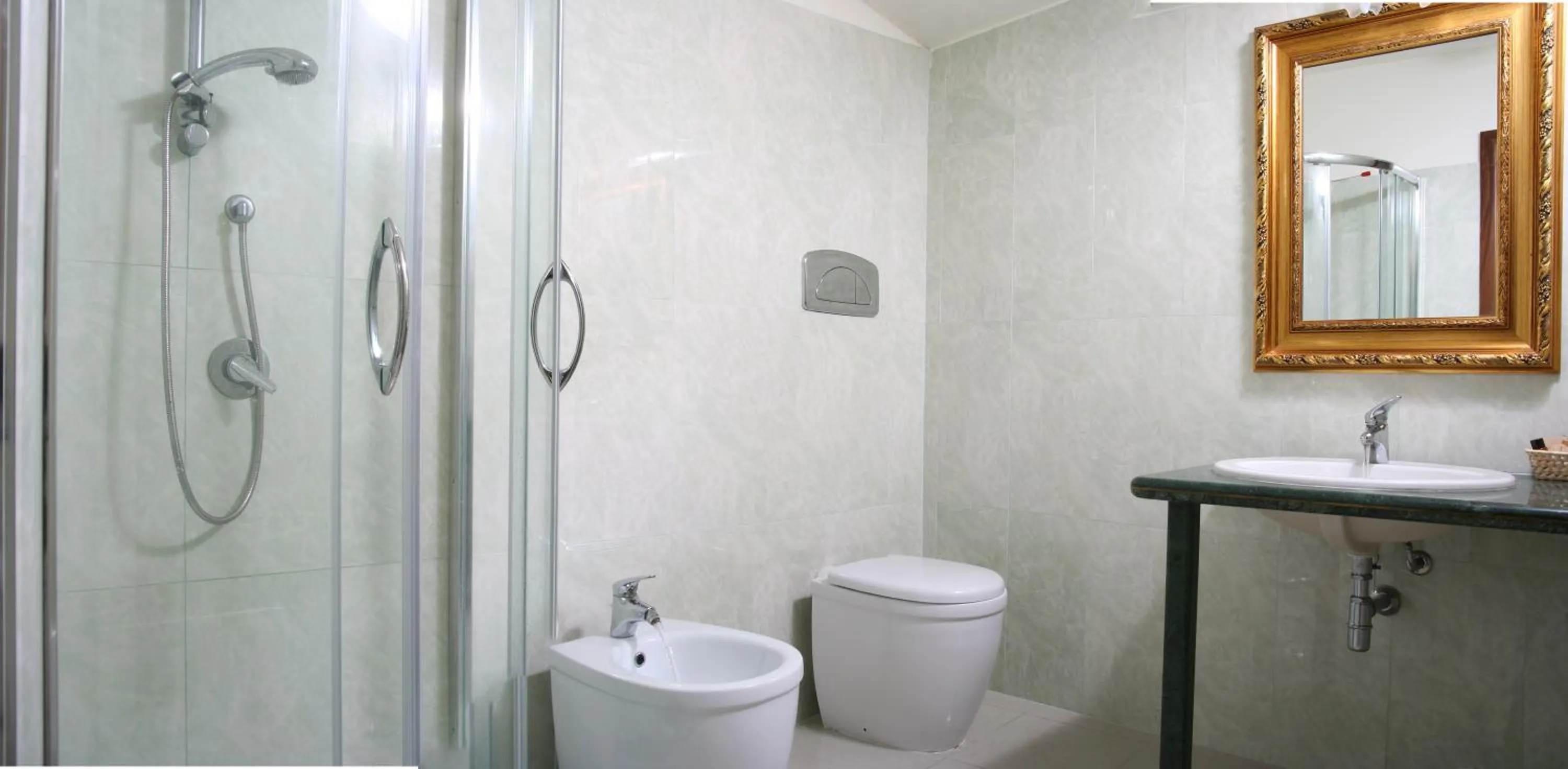 Shower, Bathroom in Hotel Hieracon