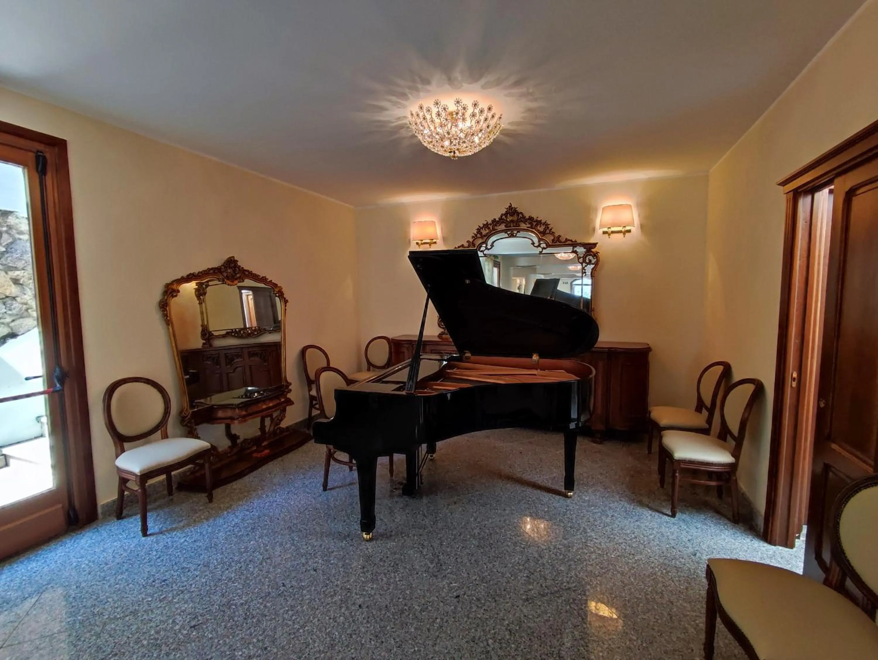 Communal lounge/ TV room, TV/Entertainment Center in Hotel Hieracon