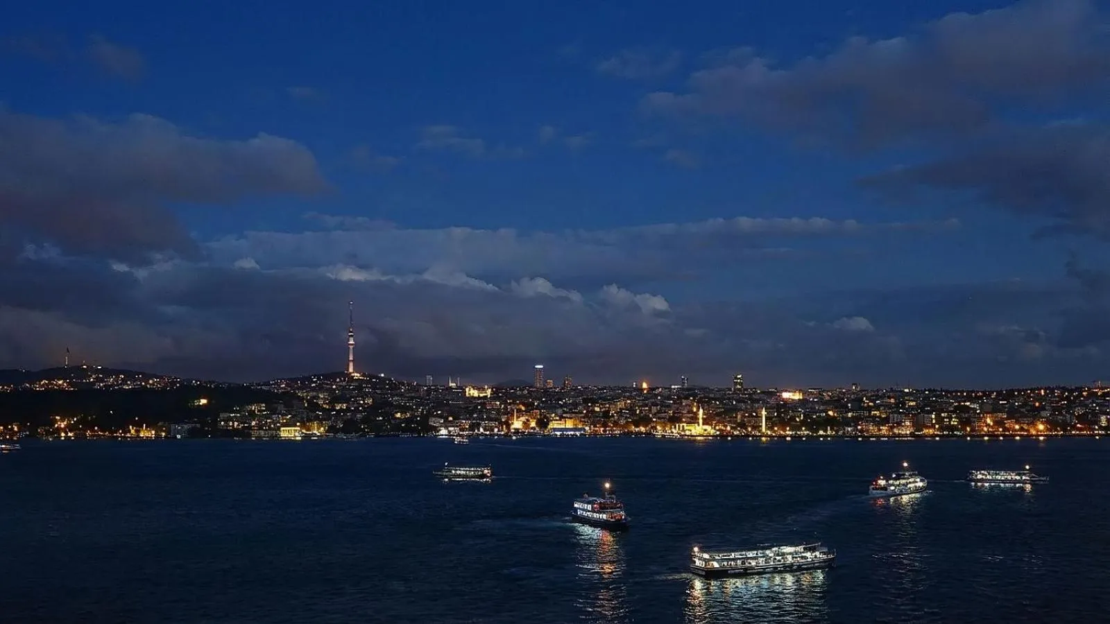 Bosphorus view-Airport shutle-High Speed WIFI-Private parking