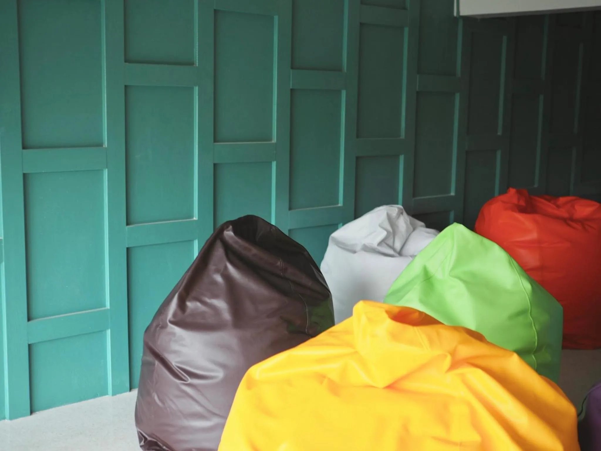 Seating area, Bed in Krung Tone Hostel