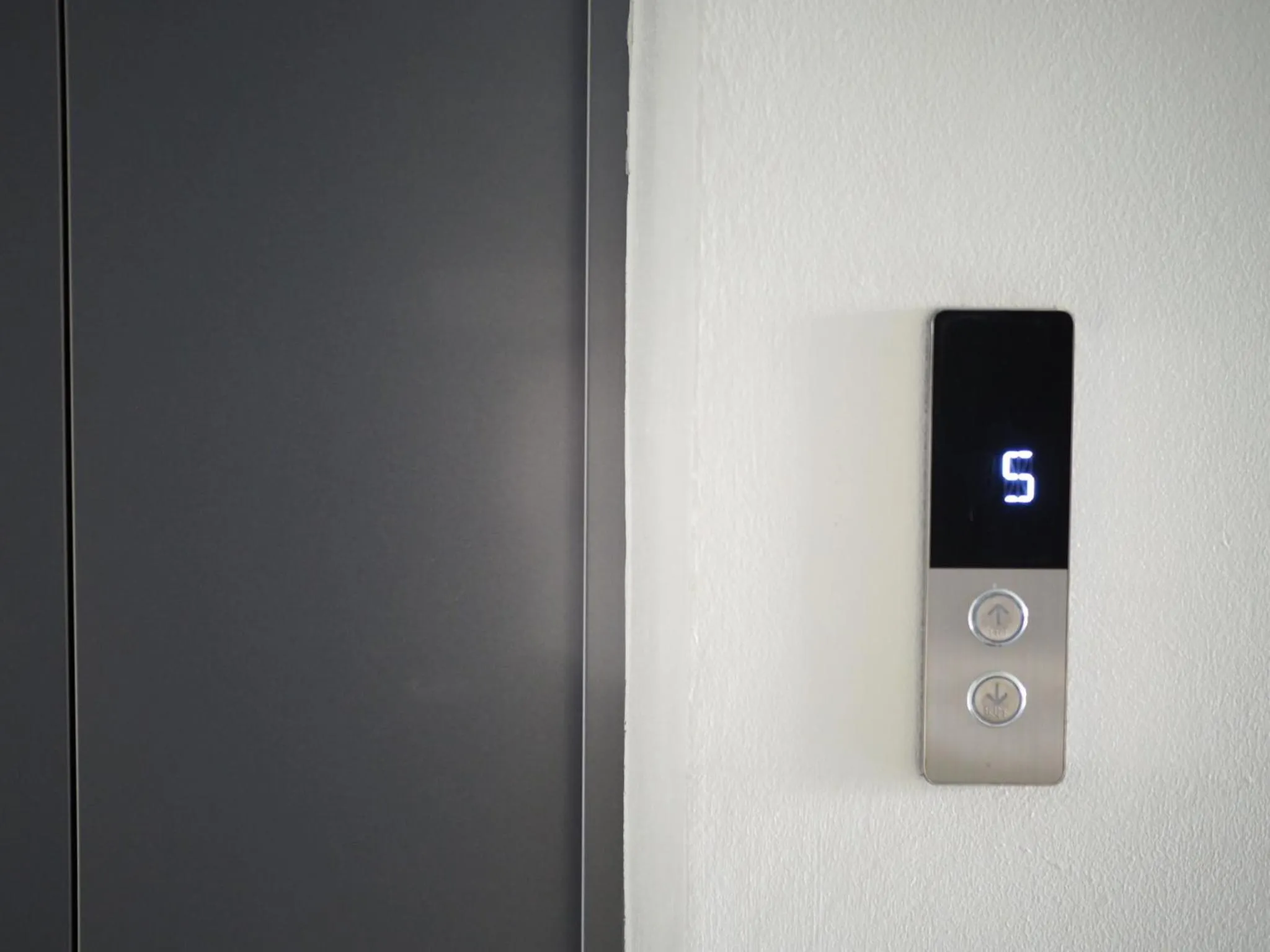 elevator in Krung Tone Hostel