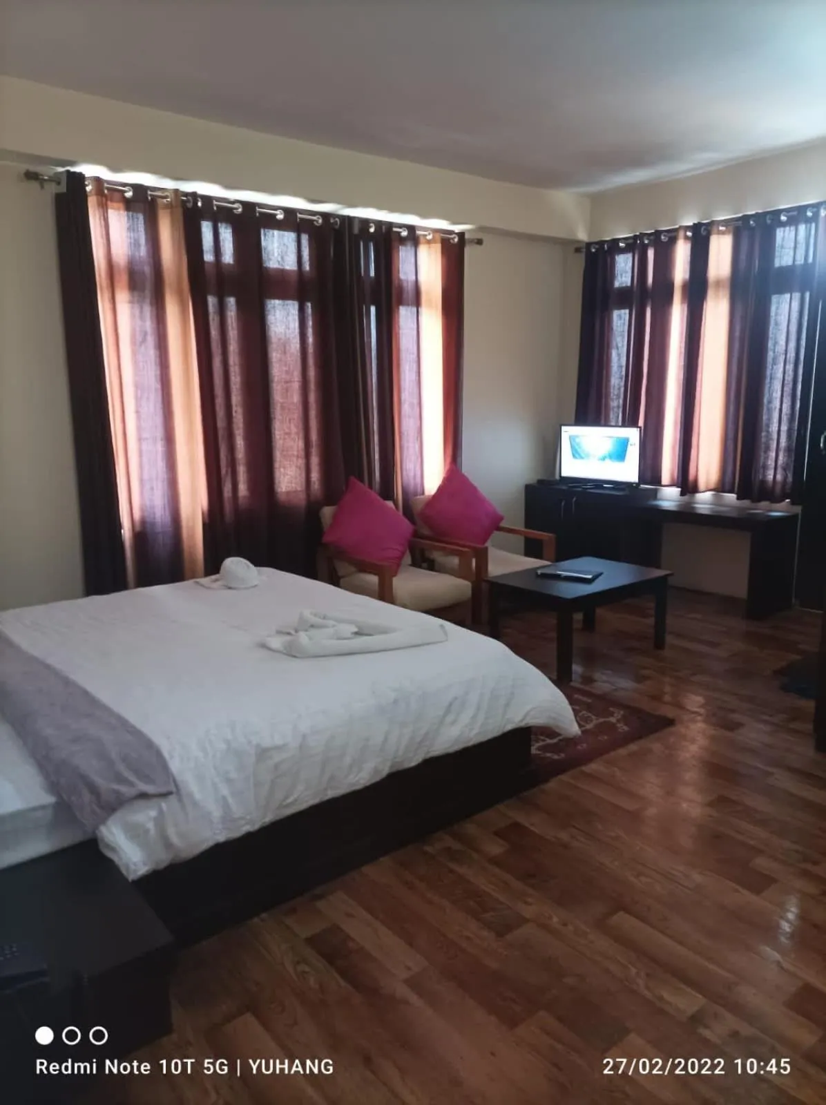 Bed in Pine Village Retreat