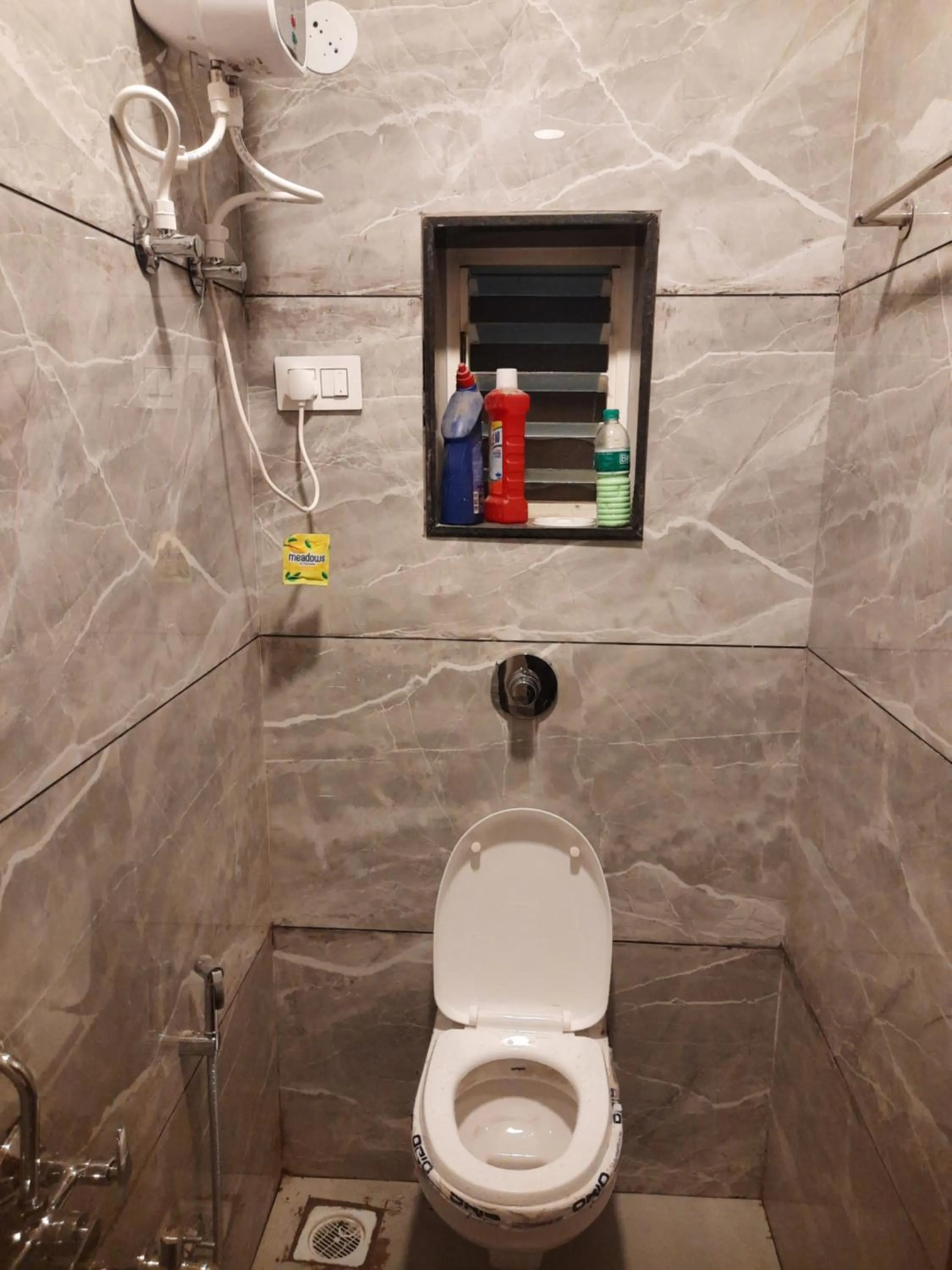 Shower in Shriguru Guest House Akkalkot