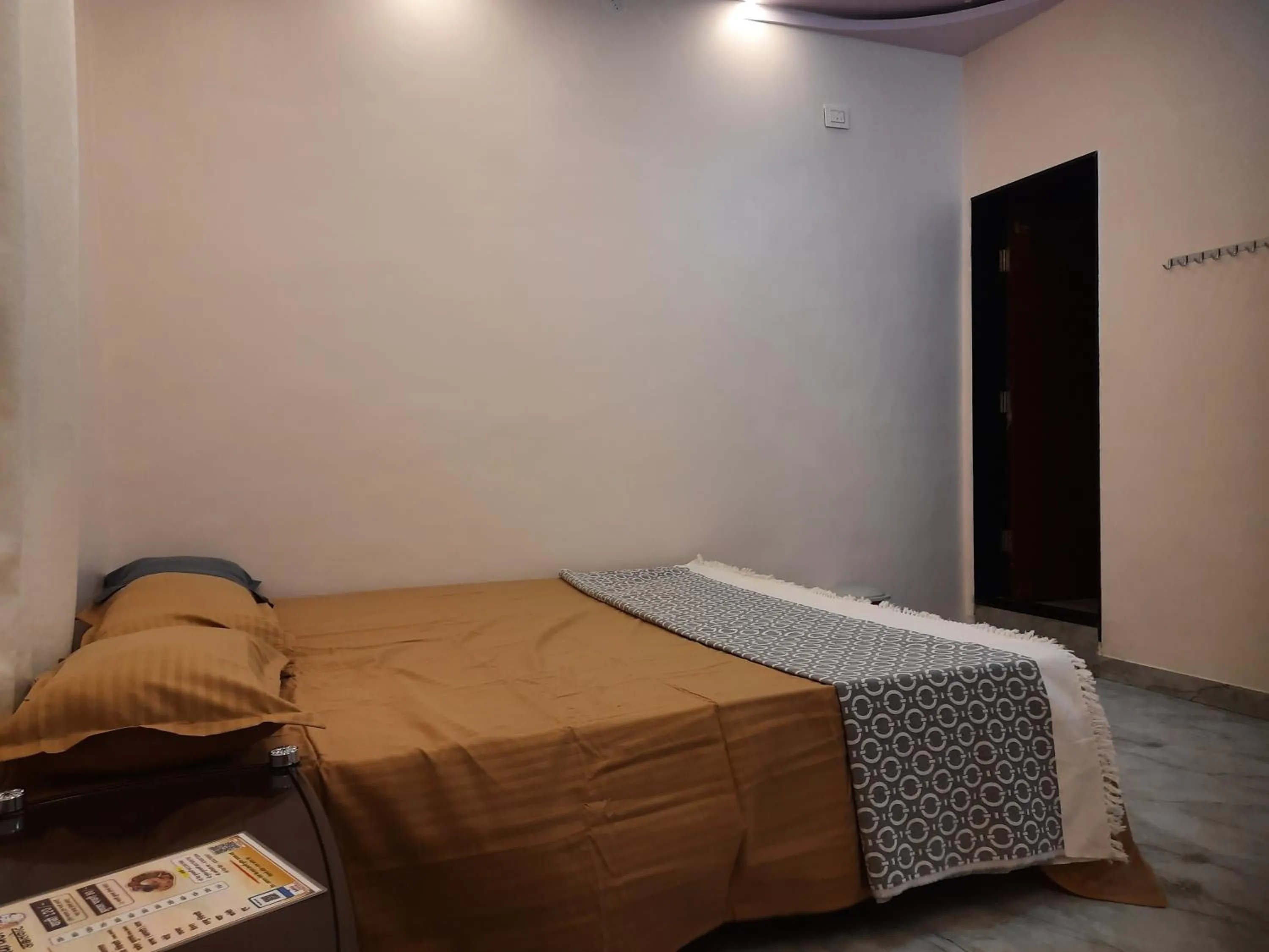 Bed in Shriguru Guest House Akkalkot