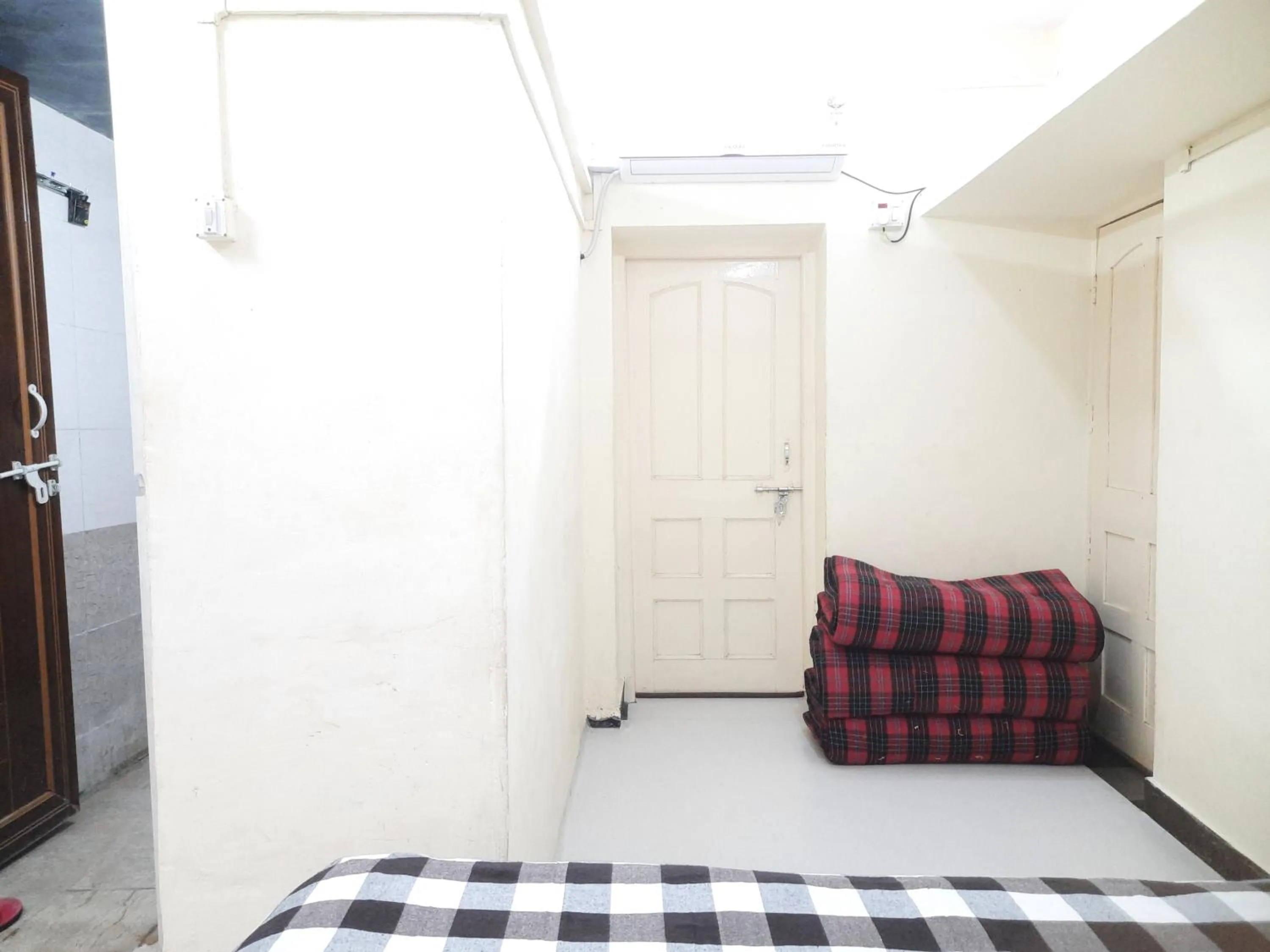 Bed in Shriguru Guest House Akkalkot