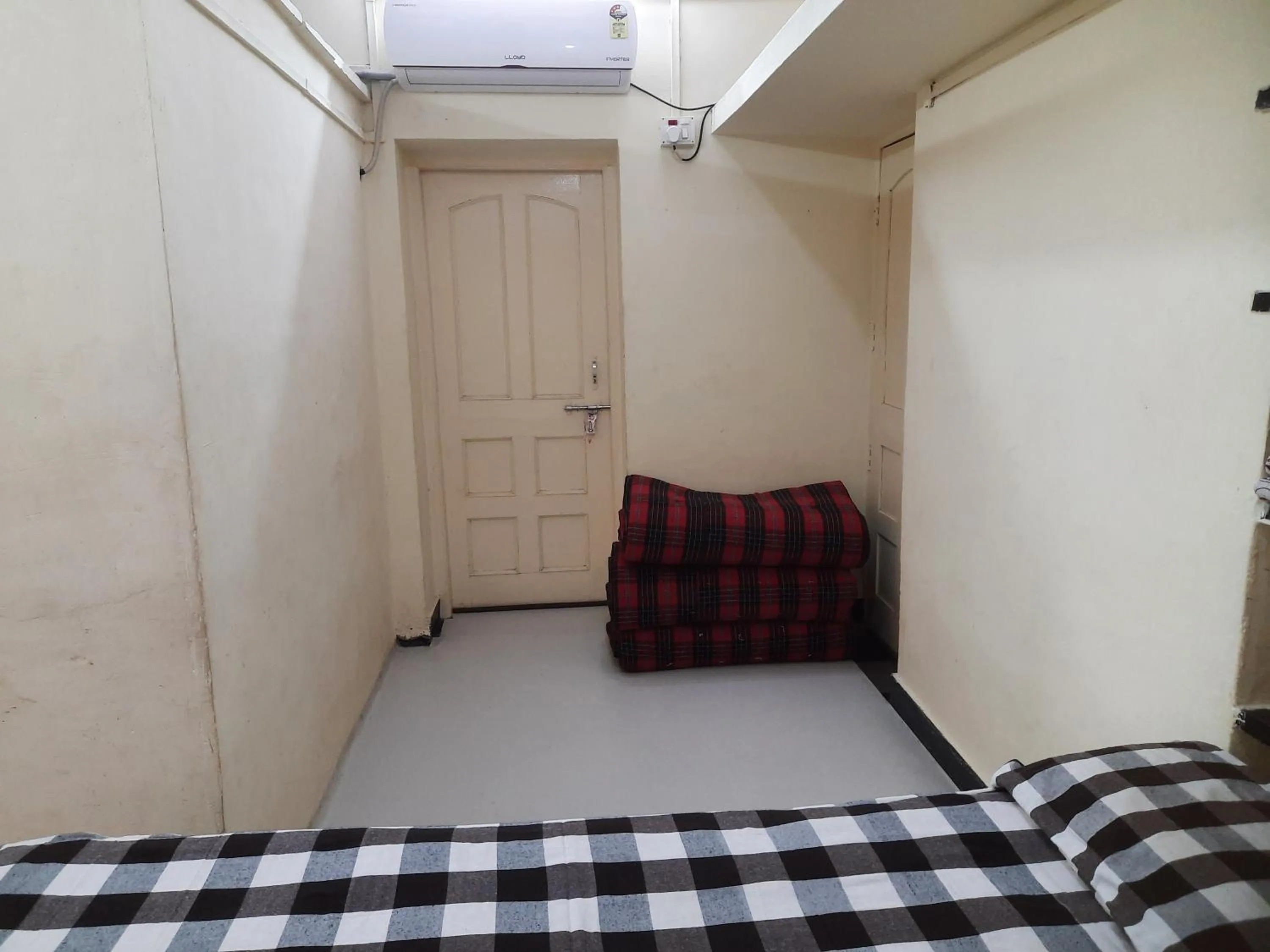 Bed in Shriguru Guest House Akkalkot