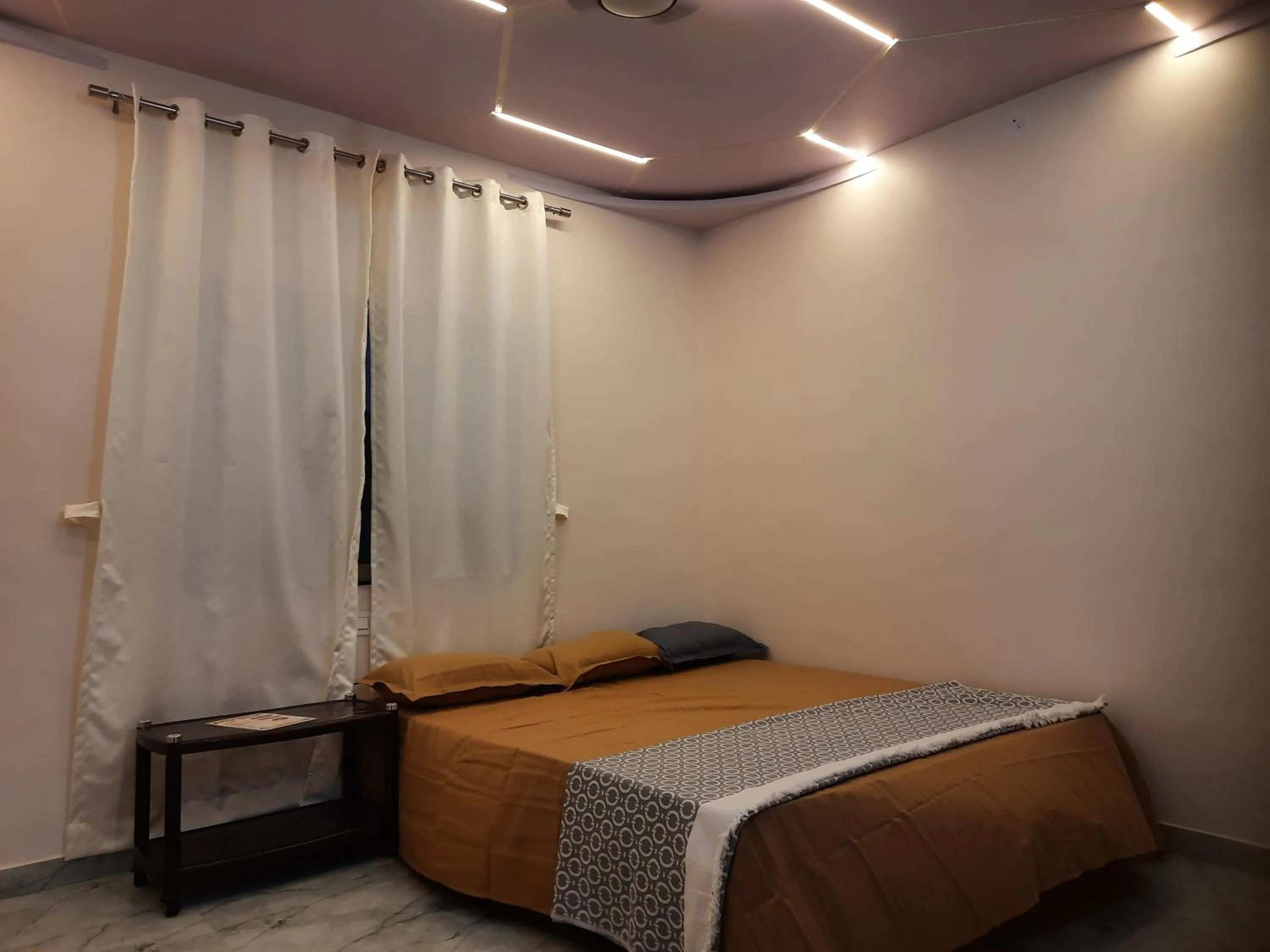 Bed in Shriguru Guest House Akkalkot