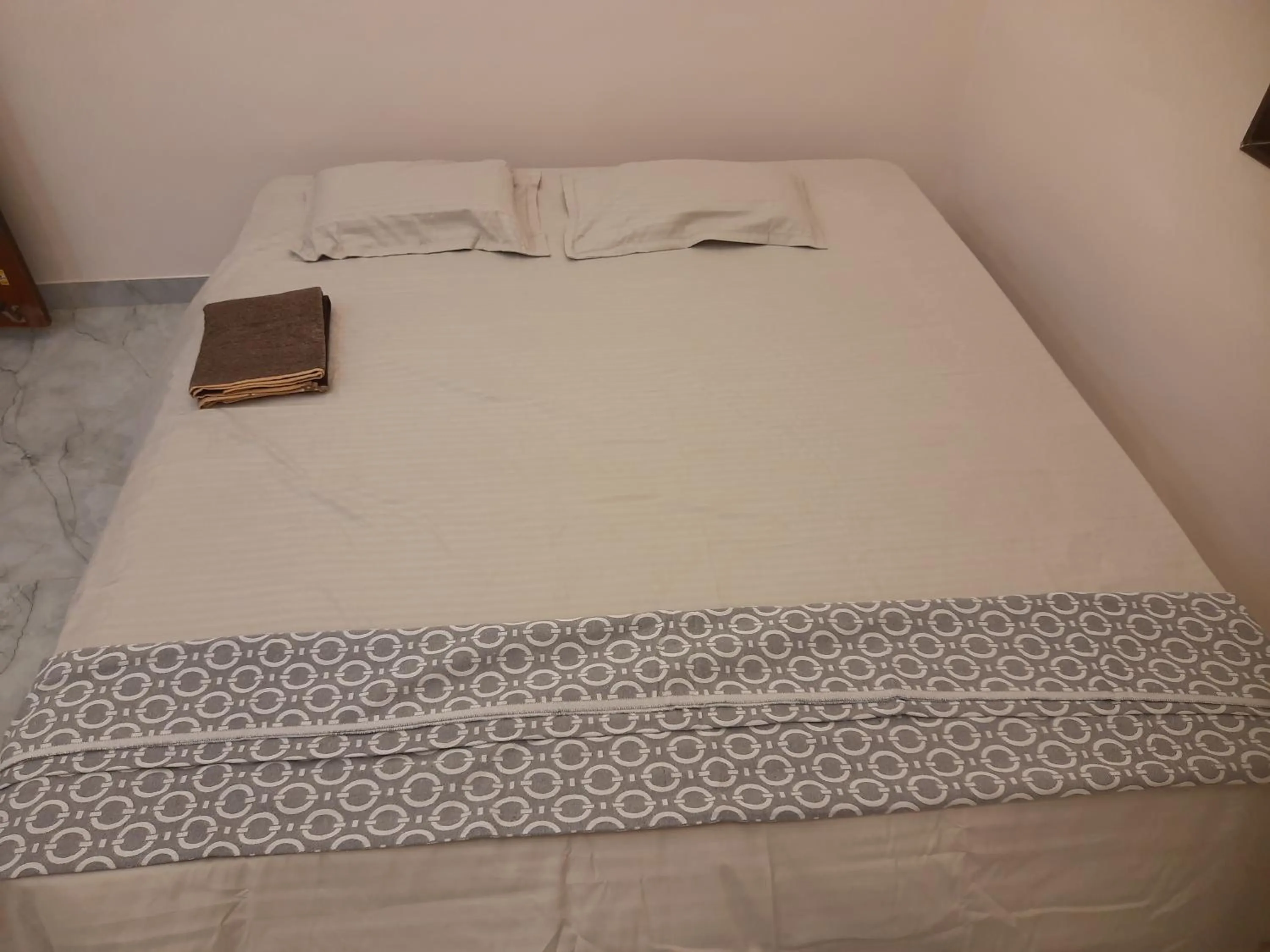 Bed in Shriguru Guest House Akkalkot